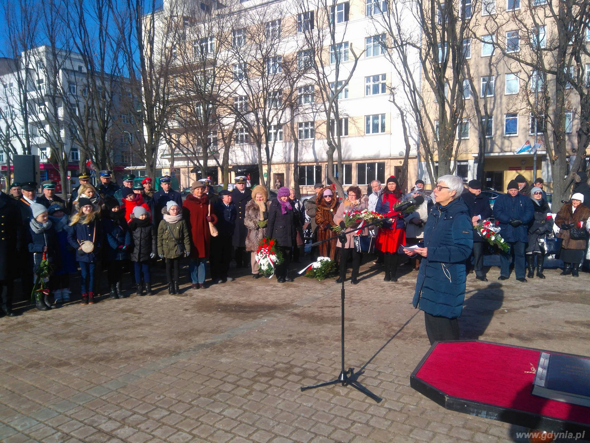 Przewodnicząca Rady Miasta Gdyni Joanna Zielińska na uroczystości pod płytą pomnika Marynarza Polskiego, fot. Sebastian Drausal