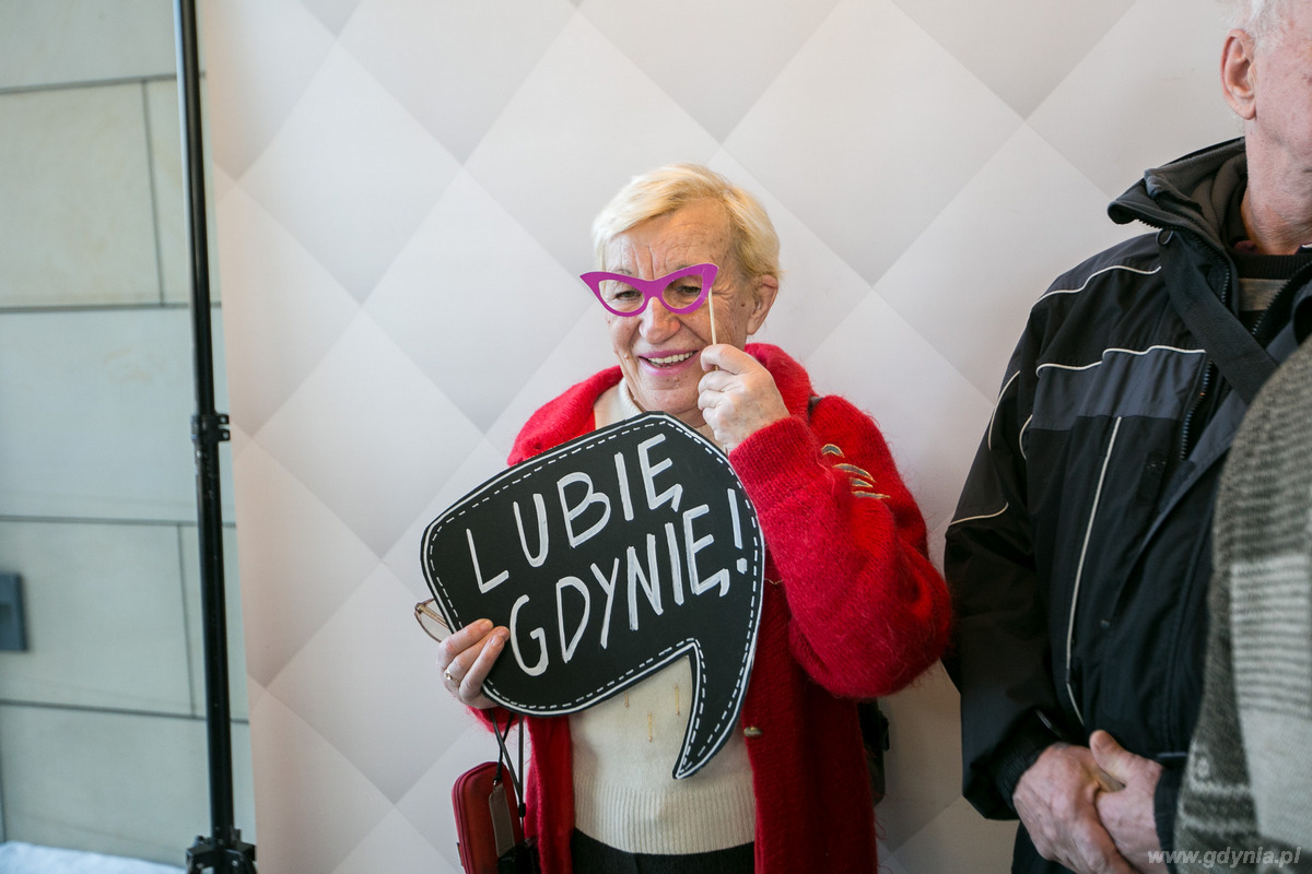 Pani z napisem Lubię Gdynię na otwarciu nowej wystawy stałej Muzeum Miasta Gdyni, fot. Karol Stańczak