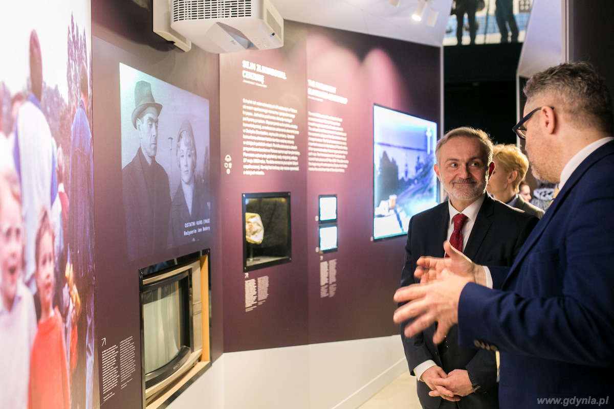 Dyrektor Muzeum Miasta Gdyni Jacek Friedrich i prezydent Gdyni Wojciech Szczurek na otwarciu nowej wystawy stałej Muzeum Miasta Gdyni, fot. Karol Stańczak