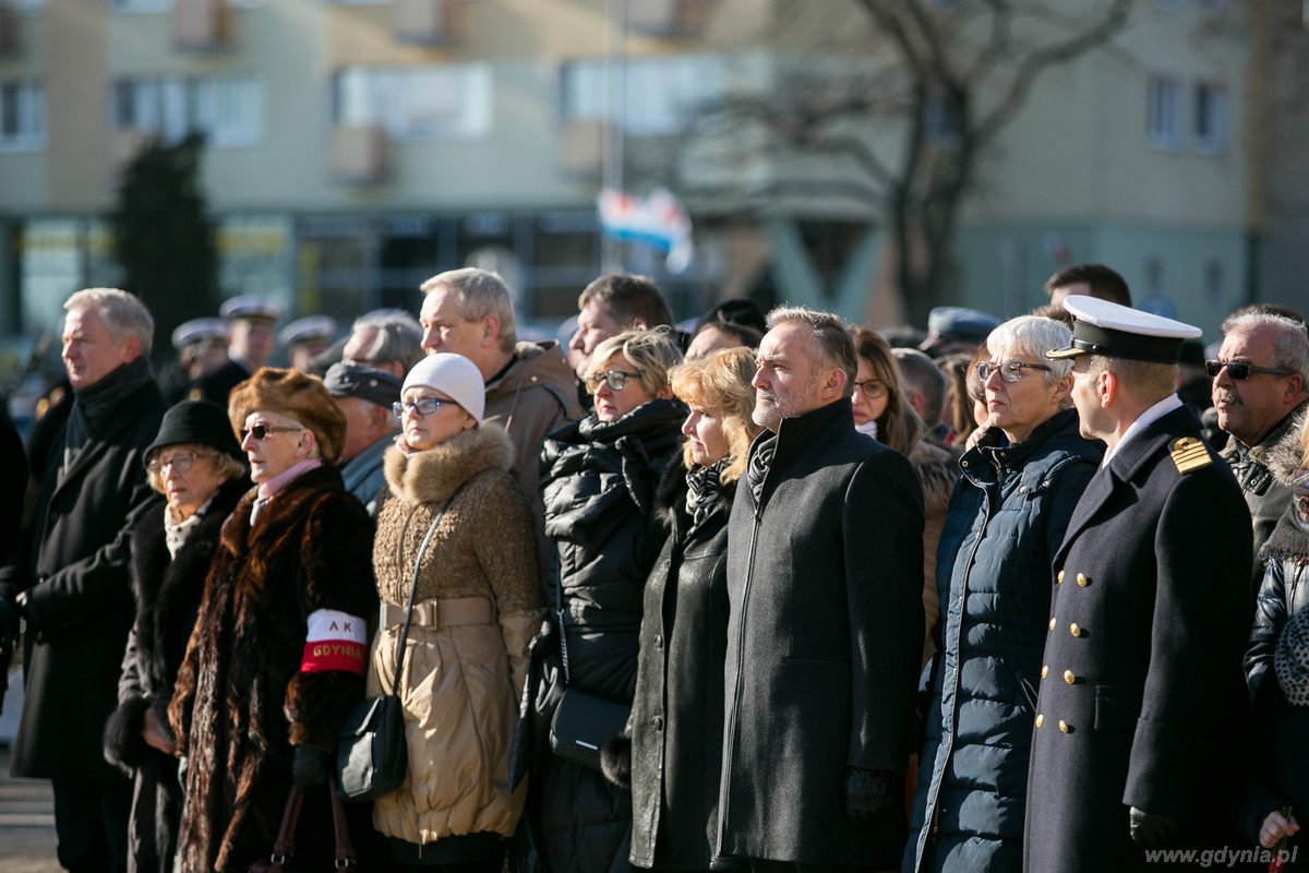 Władze miasta i przedstawicieli gdyńskich instytucji i firm na uroczystości pod płytą pomnika Marynarza Polskiego, fot. Karol Stańczak