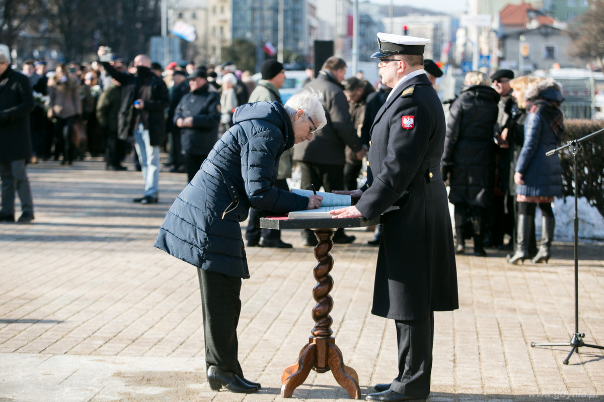 Przewodnicząca Rady Miasta Gdyni Joanna Zielińska wpisuje się do pamiątkowej księgi na uroczystości pod płytą pomnika Marynarza Polskiego, fot. Karol Stańczak
