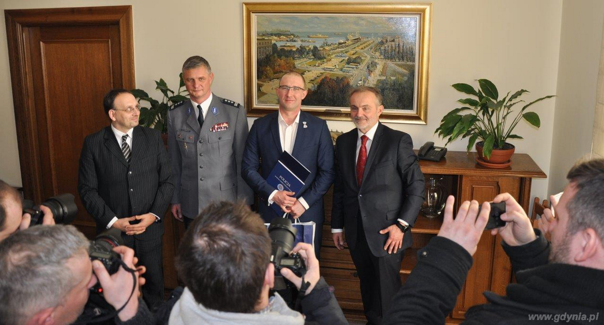 Od lewej prezydent Gdyni Wojciech Szczurek, Łukasz Kolasa,Komendant Miejski Policji w Gdyni insp. Robert Leksycki i wiceprzewodniczący Rady Miasta Gdyni Andrzej Bień, fot. Dorota Nelke