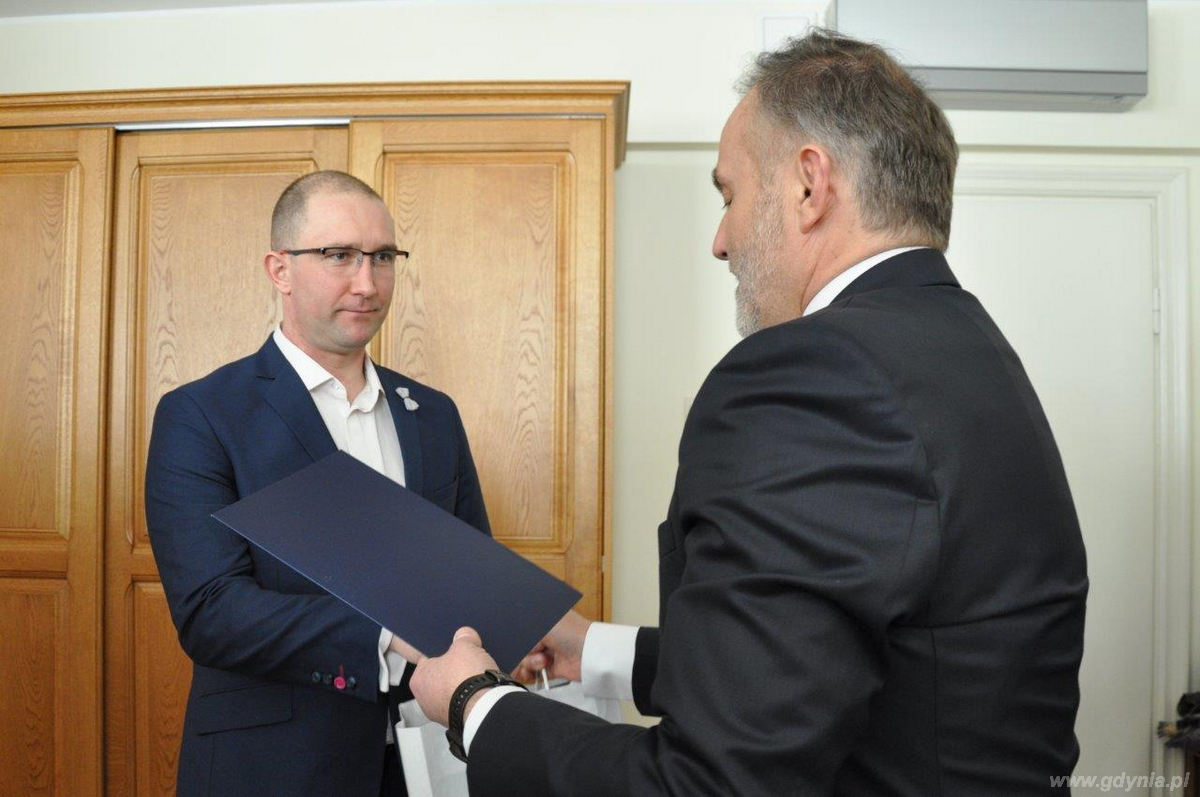 Prezydent Gdyni Wojciech Szczurek wręcza nagrodę i dyplom bohaterowi Łukaszowi Kolasie, fot. Dorota Nelke