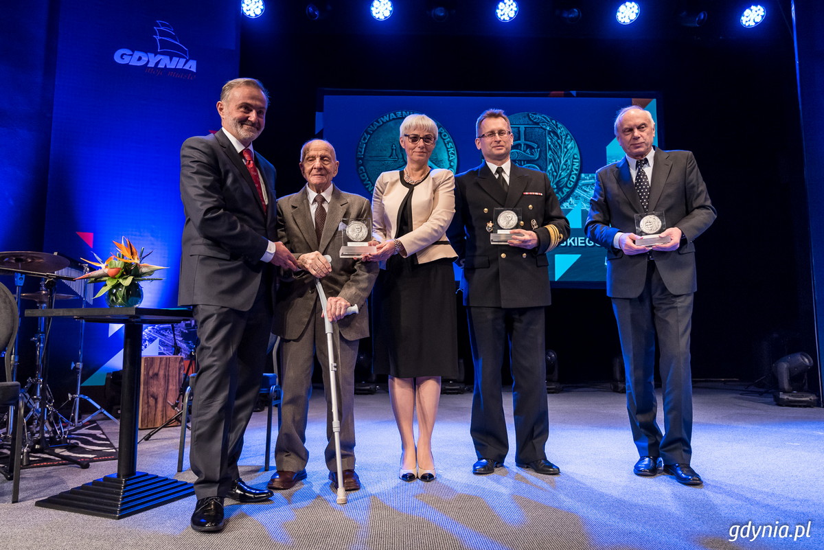 Laureaci medalu im. Eugeniusza Kwiatkowskiego na wspólnym zdjęciu z prezydentem Gdyni Wojciechem Szczurkiem i przewodniczącą Rady Miasta Gdyni Joanną Zielińską, fot. Dawid Linkowski