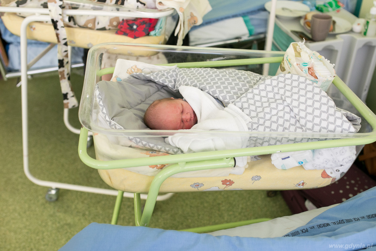 Jeden z noworodków w Szpitalu Morskim im. PCK w Redłowie, który przyszedł na świat w urodziny Gdyni 10 lutego, fot. Karol Stańczak