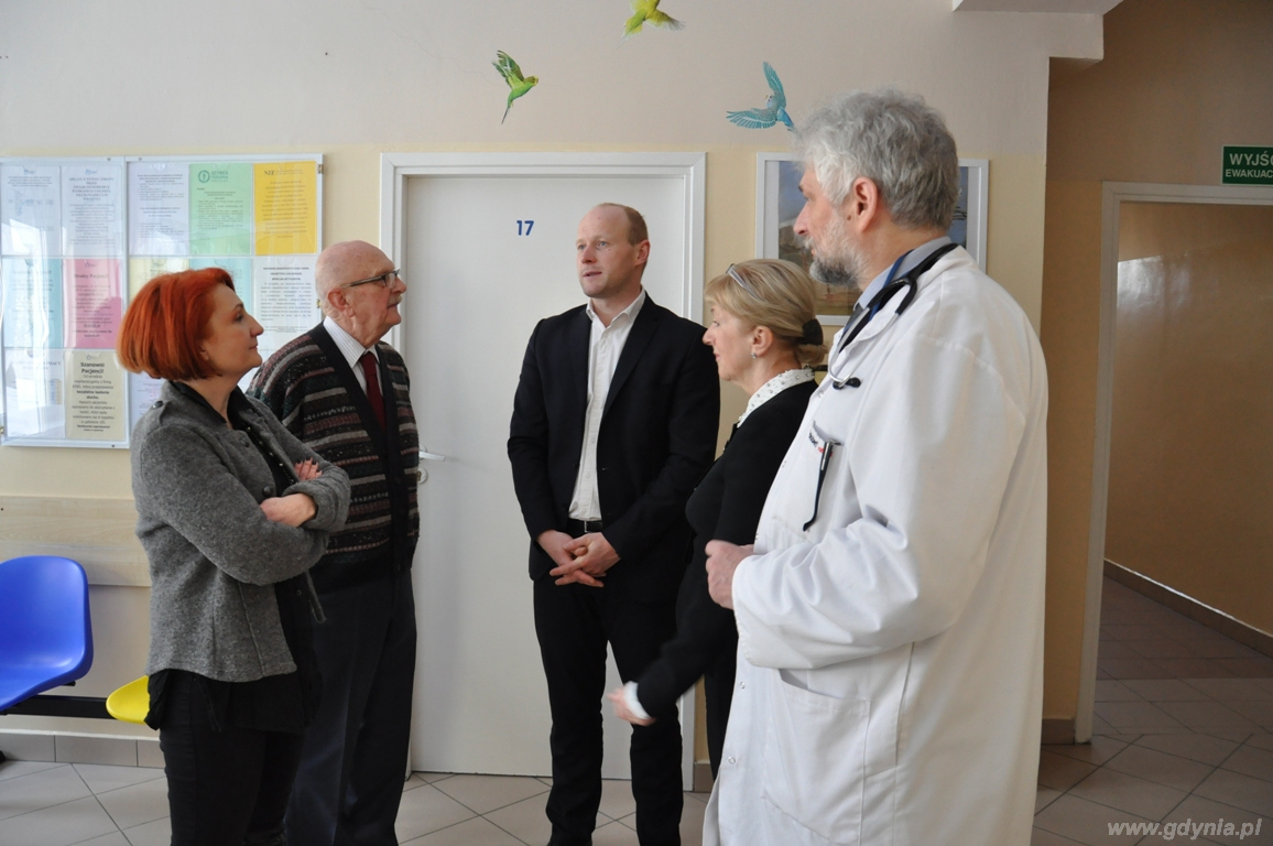 Wiceprezydent Gdyni Bartosz Bartoszewicz na otwarciu wystawy w przychodni lekarskiej na Witominie, fot. Agnieszka Wołowicz