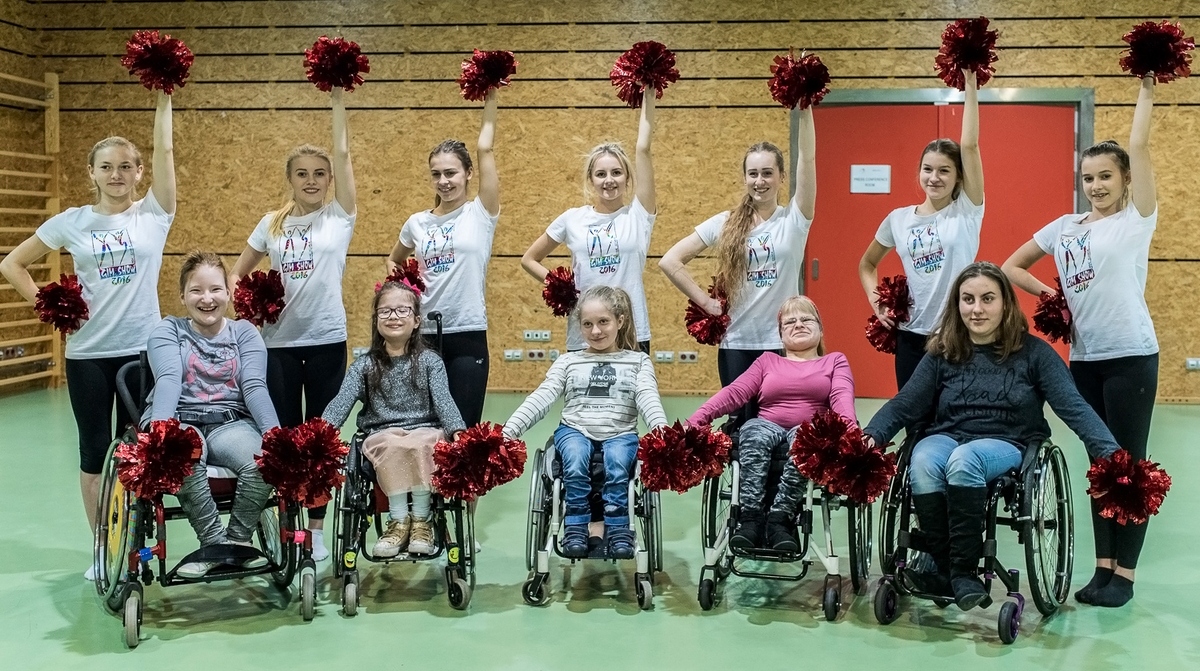 Pierwsza w historii Polski i Europy drużyna cheerleaderek złożona z tancerek pełnosprawnych oraz poruszających się na wózkach inwalidzkich weźmie udział w Mistrzostwach Świata w Cheerleadingu w Stanach Zjednoczonych / fot. M. Czarniak / FemmePhoto.pl