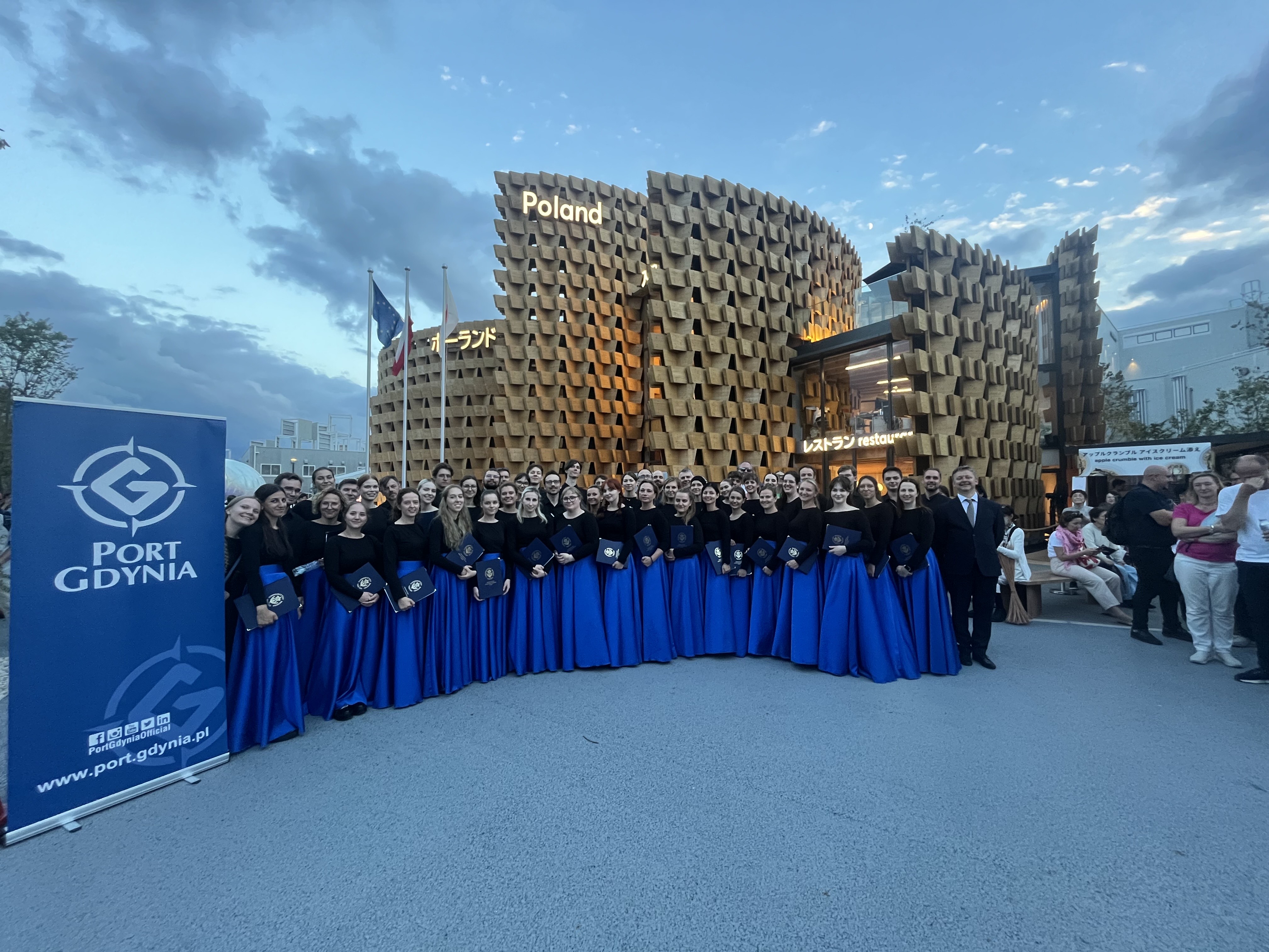 Akademicki Chór Uniwersytetu Morskiego w Gdyni przed pawilonem Polski na Expo 2025 w Osace