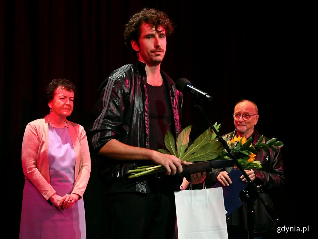 Stanisław Godlewski , laureat Nagrody Prezydenta Miasta Gdyni w 10. Edycji Konkursu im. Żurowskiego. Za nim: Hanna Zych-Cisoń - wiceprzewodnicząca Sejmiku Województwa Pomorskiego i dr Tomasz Miłkowski - przewodniczący kapituły konkursu // fot. Magdalena Czernek