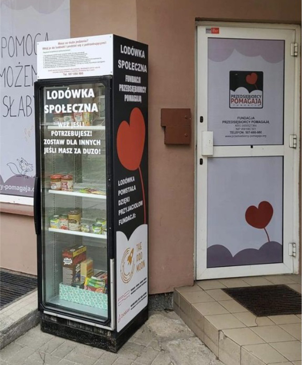 Lodówka społeczna przy ul. Gorczycowej 2e/2, fot. Fundacja Przedsiębiorcy Pomagają