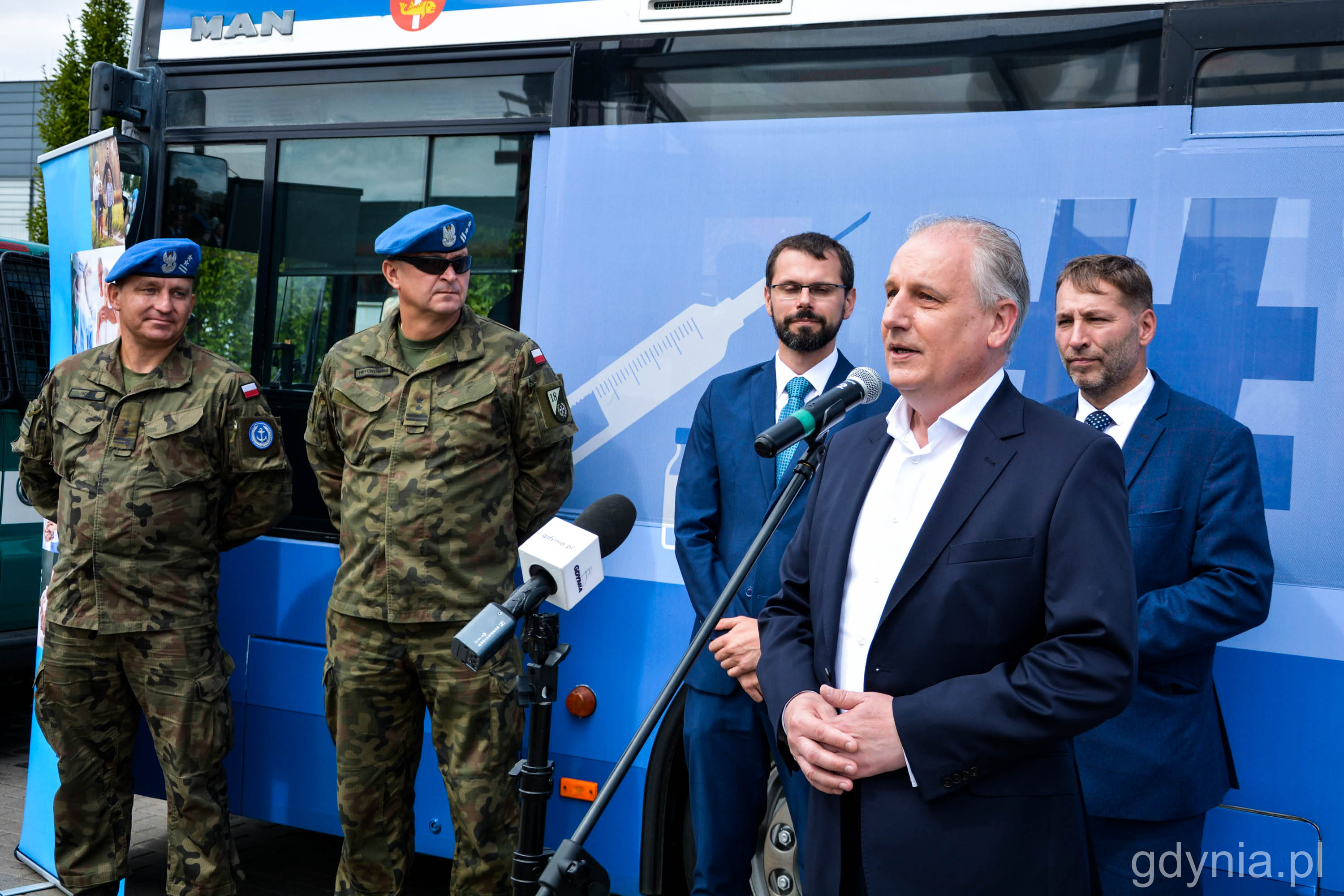 Inauguracja Szczepibusa Wojewódzkiego w Kościerzynie. Na zdjęciu przemawia wojewoda pomorski Dariusz Drelich. Na drugim planie Lechosław Dzierżak - radny Gdyni, Michał Majewski - burmistrz Kościerzyny i przedstawiciele wojska // fot. Paweł Kukla