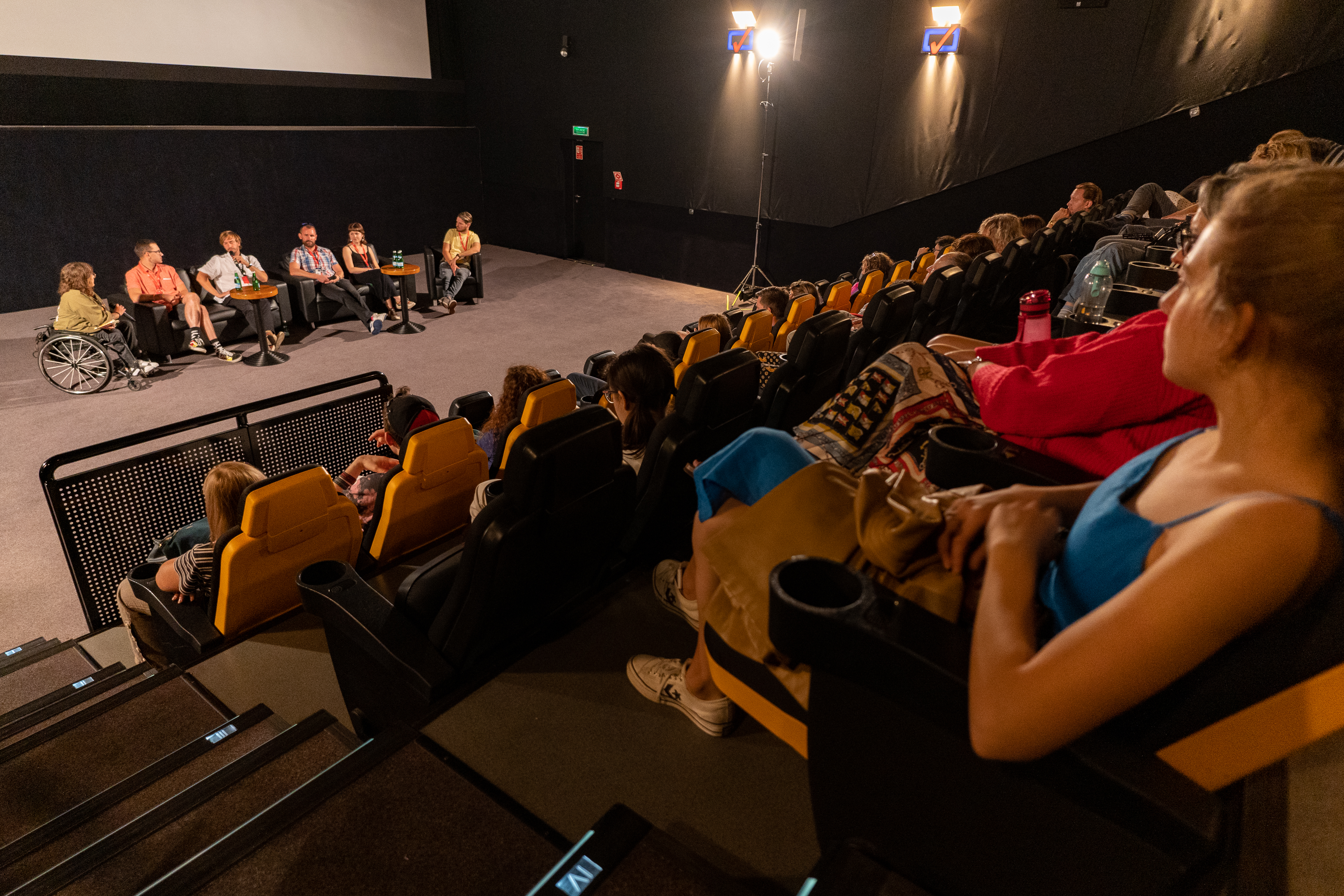 Sala w kinie Helios, widownia z ludźmi, pod ekranem na fotelach siedzą filmowcy