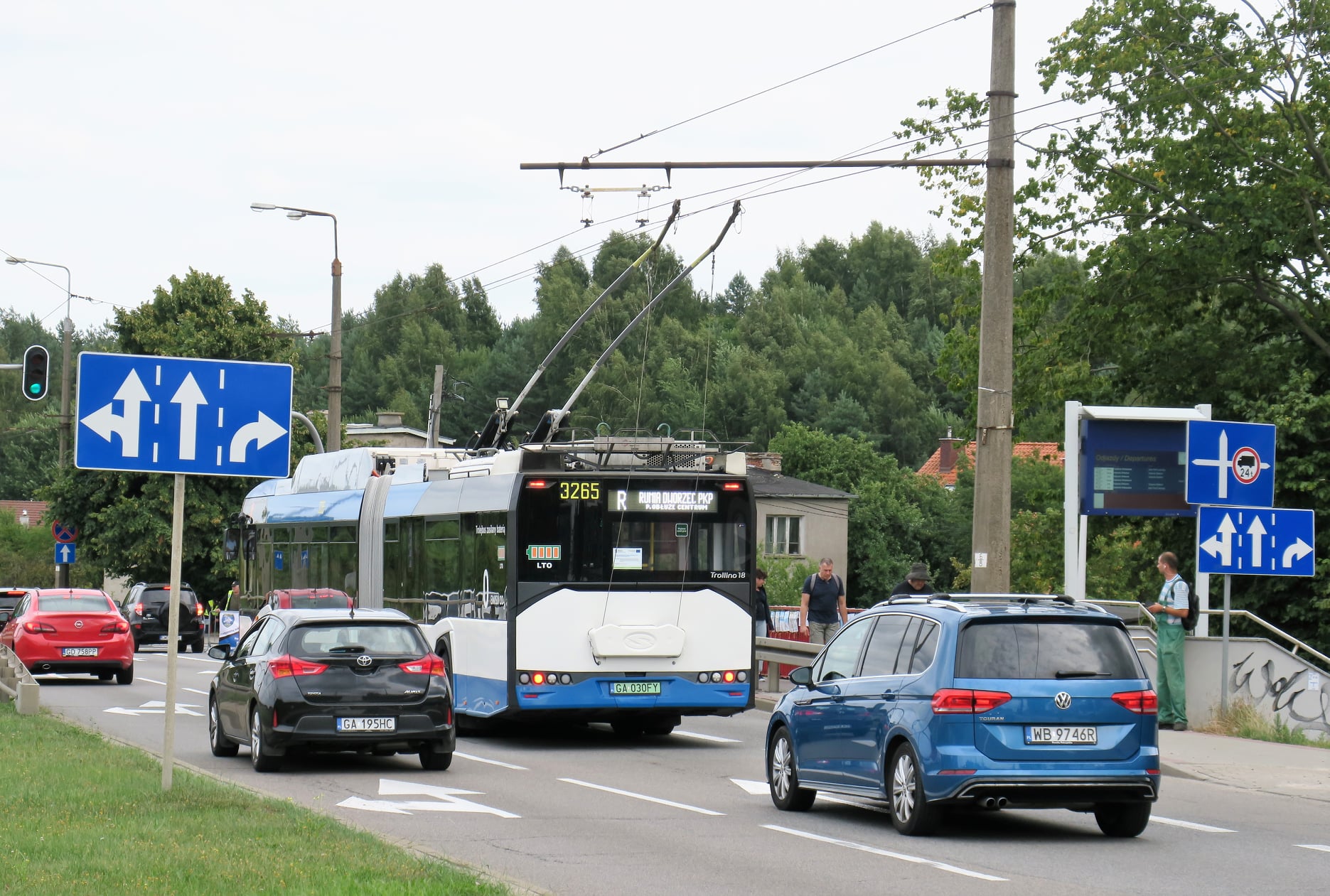 Przegubowy trolejbus w trakcie przejazdu na trasie linii pospiesznej R, fot. Marcin Gromadzki / Marcin Gromadzki Public Transport Consulting