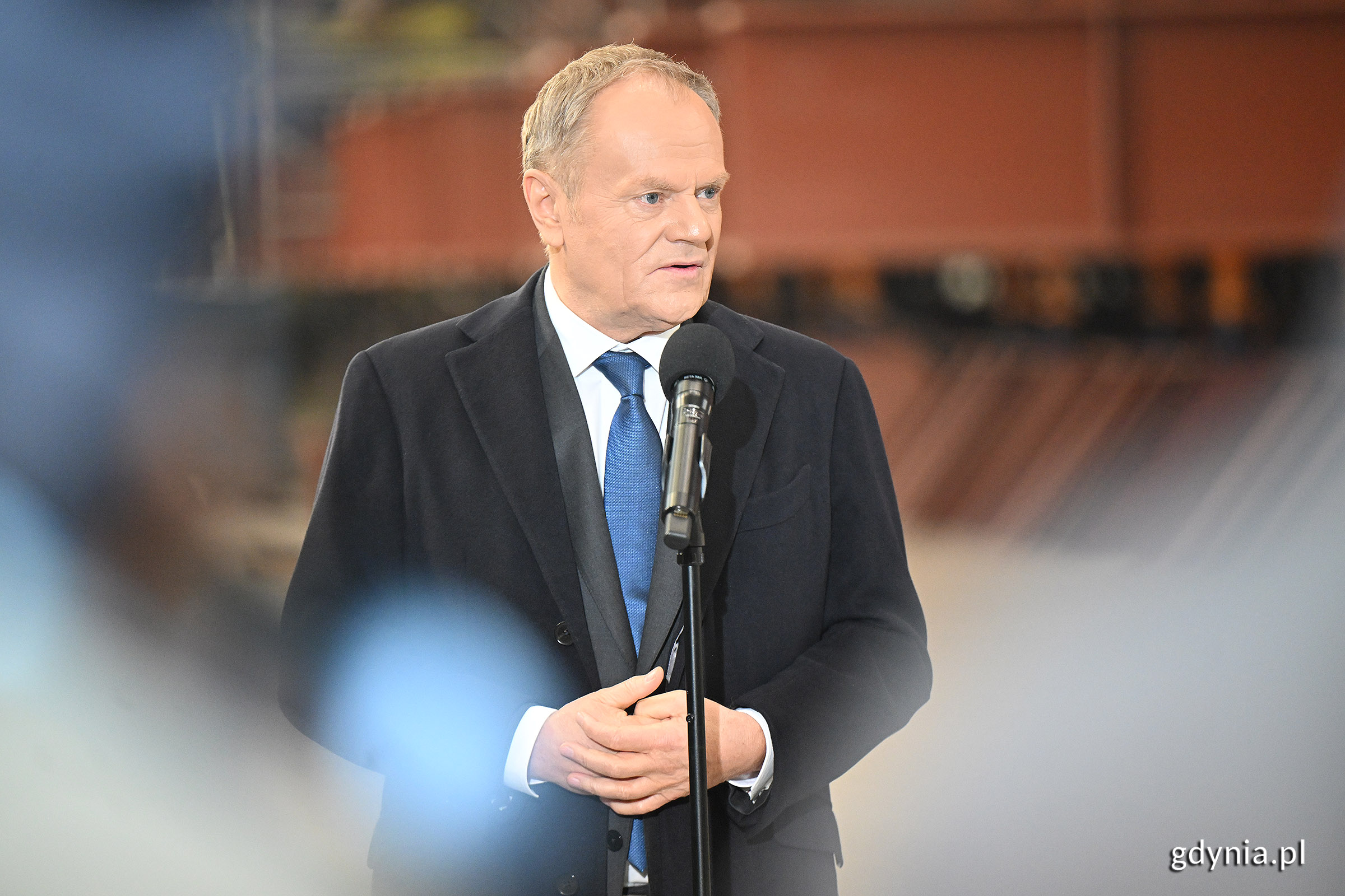 Premier Donald Tusk przemawiający w PGZ Stoczni Wojennej (fot. Michał Puszczewicz)