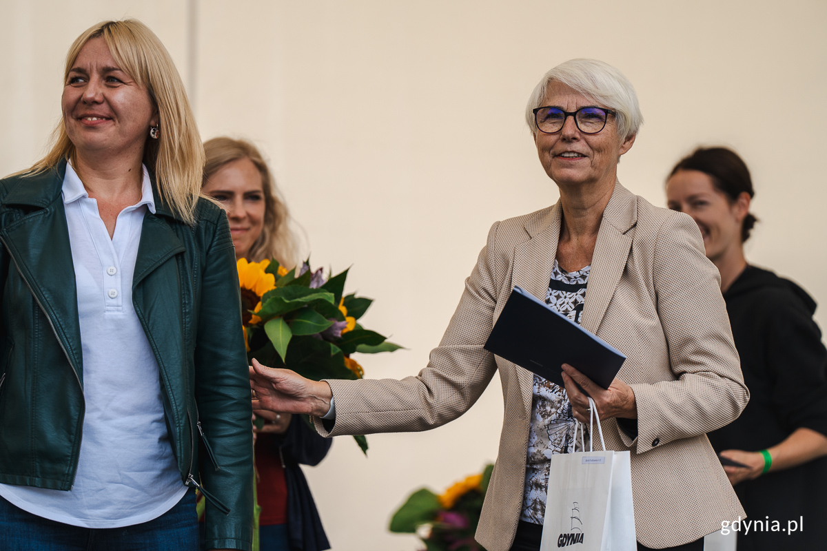 Przewodnicząca Rady Miasta Gdyni wręcza nagrody laureatom konkursu „Gdynia w kwiatach”