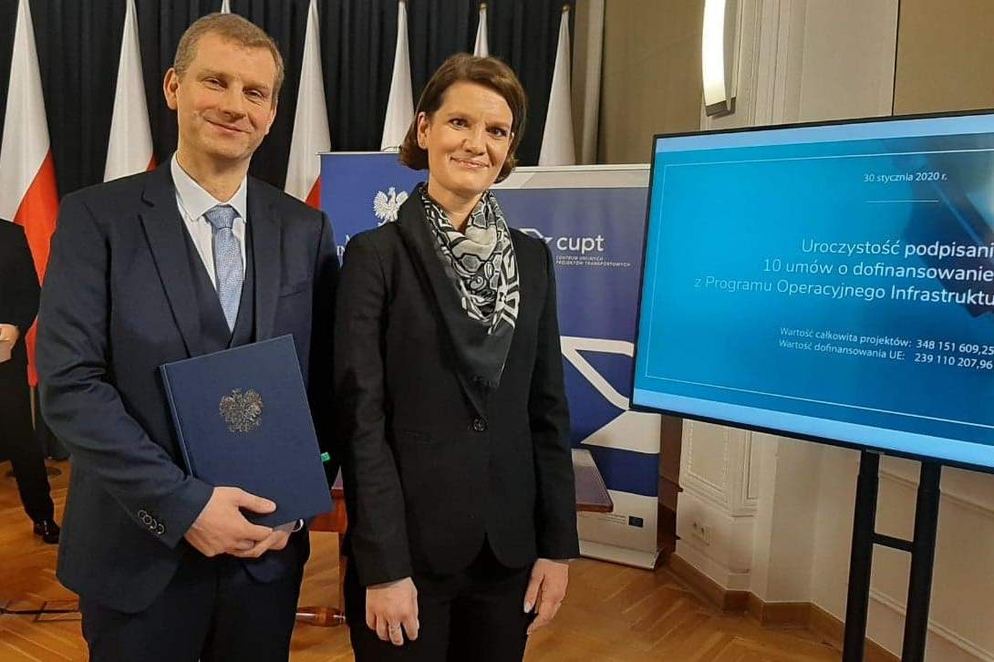 W styczniu tego roku Katarzyna Gruszecka-Spychała, wiceprezydent Gdyni i Lech Żurek, prezes zarządu PKA Gdynia podpisali z CUPT umowę o dofinansowanie unijne na realizacje projektu pn.: „Rozwój elektrycznego transportu publicznego w Gdyni poprzez zakup elektrycznego taboru wraz z rozbudową infrastruktury oraz budową punktów doładowań” // fot. materiały prasowe