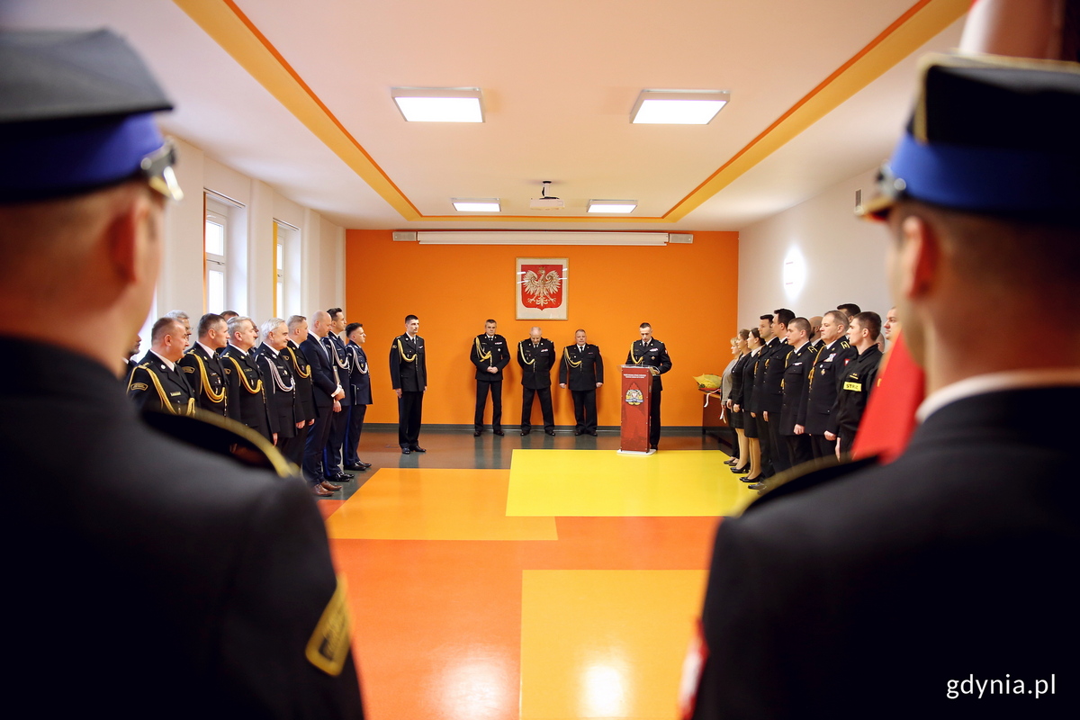 O karierze bohatera mówi Komendant Miejski PSP w Gdyni Marcin Nowak. Fot. Przemysław Kozłowski