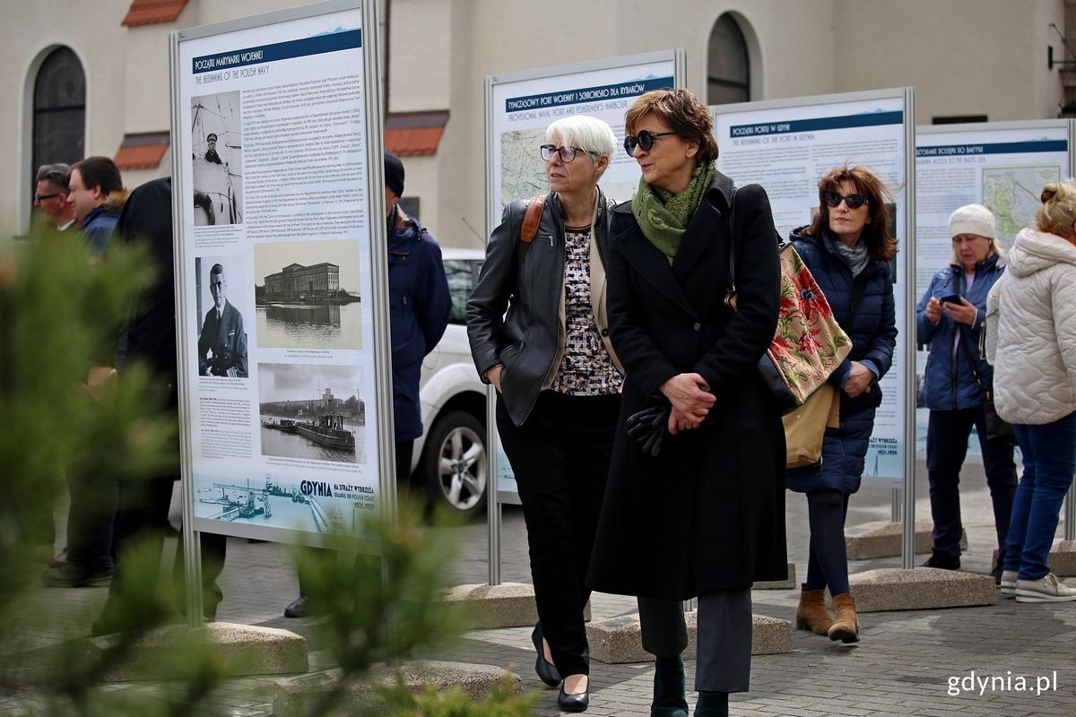 Joanna Zielińska - przewodnicząca Rady Miasta Gdyni i Karin Moder - dyrektor Muzeum Miasta Gdyni oglądają wystawę „Gdynia na straży Wybrzeża 1921-1939”  // fot. Przemysław Kozłowski