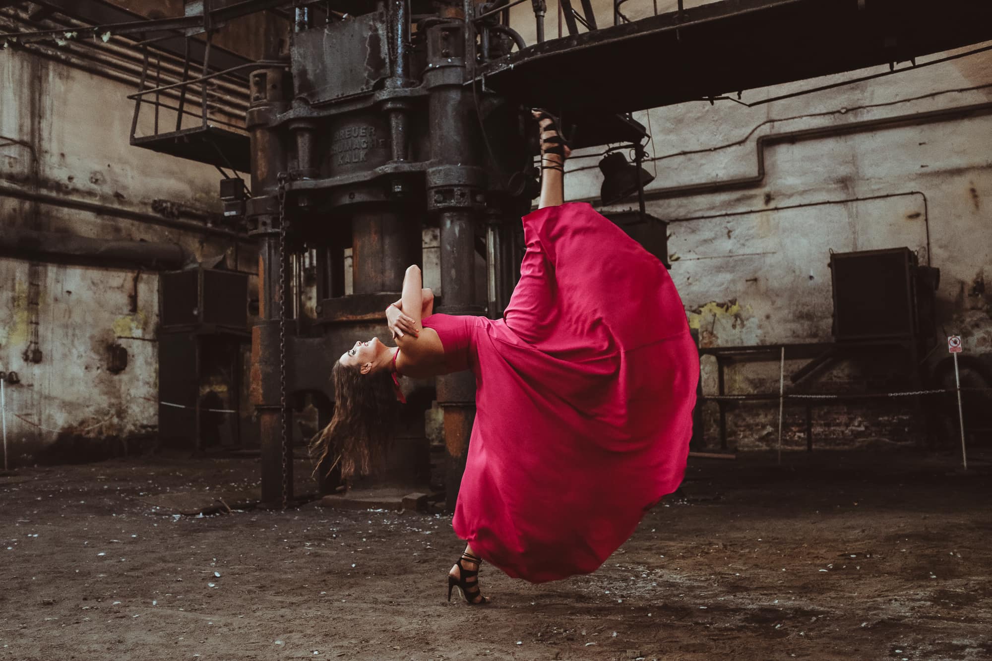 Monika Kozłowska tańczy w przestrzeni miejskiej