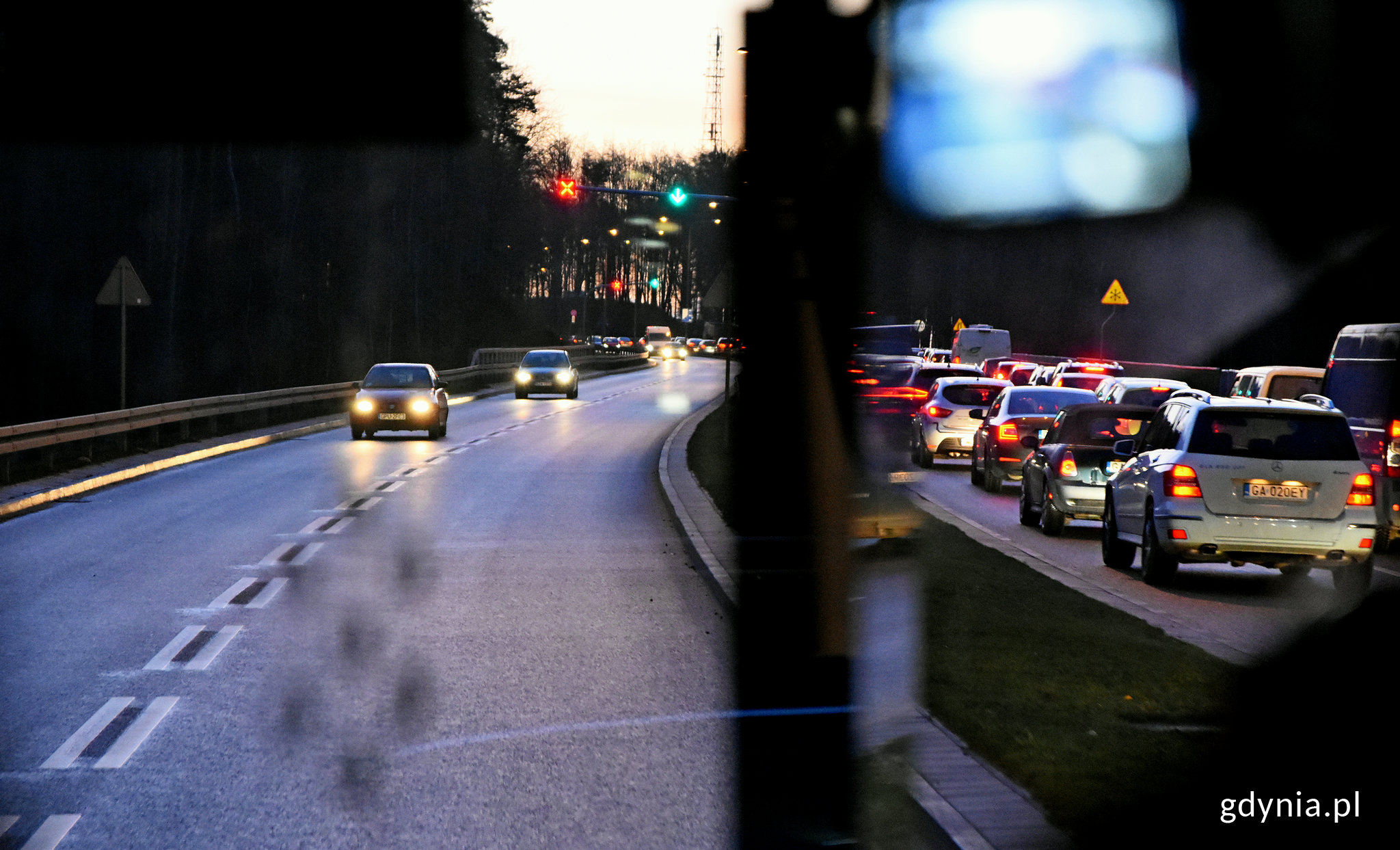 Autobus korzystający z kontrabuspasa, fot. Kamil Złoch