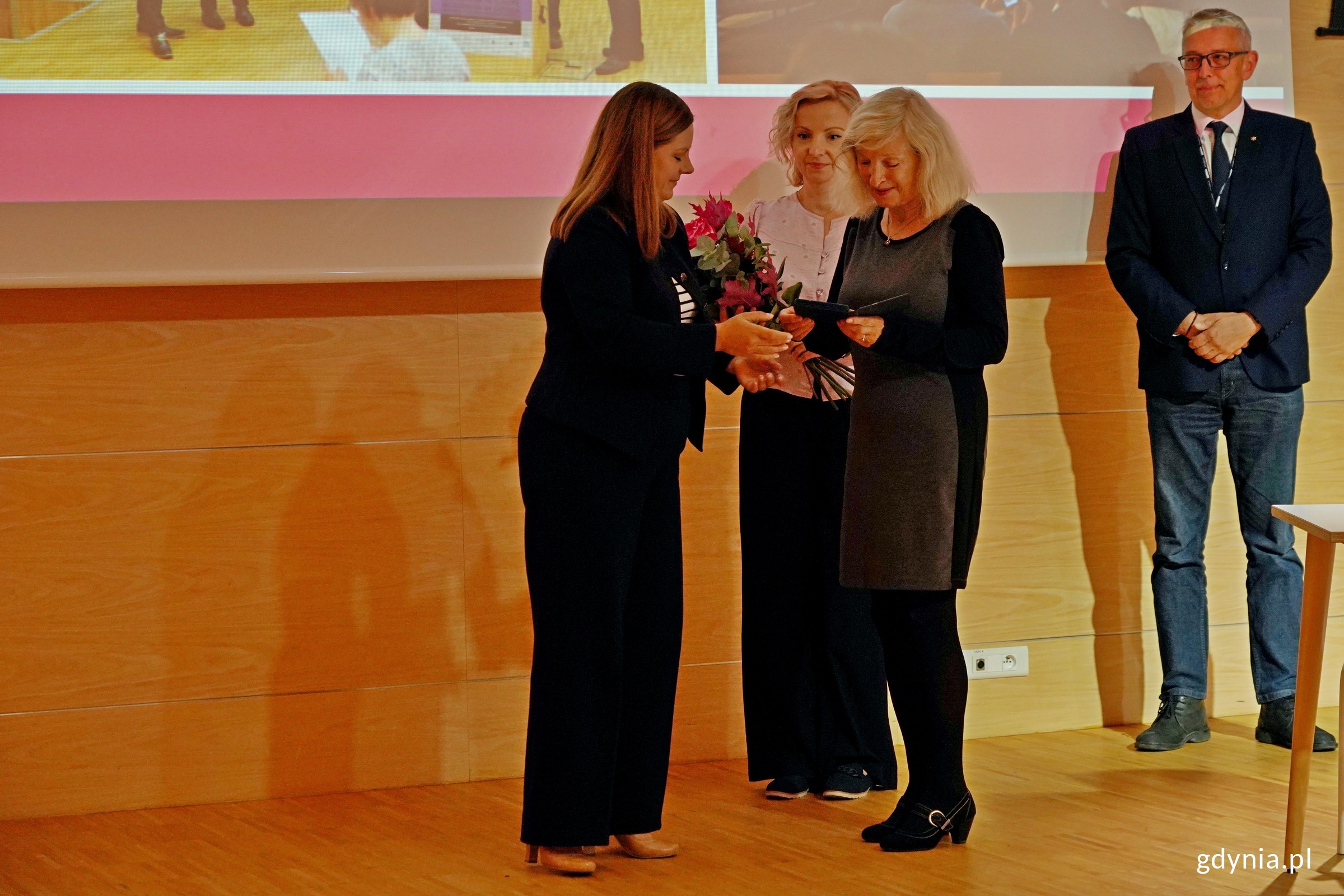 Prezydent Gdyni Aleksandra Kosiorek wręcza medal „Civitas e Mari” Jolancie Barton-Piórkowskiej podczas drugiego dnia 10. edycji konferencji „Modernizm w Europie – modernizm w Gdyni” (fot. Magdalena Czernek)