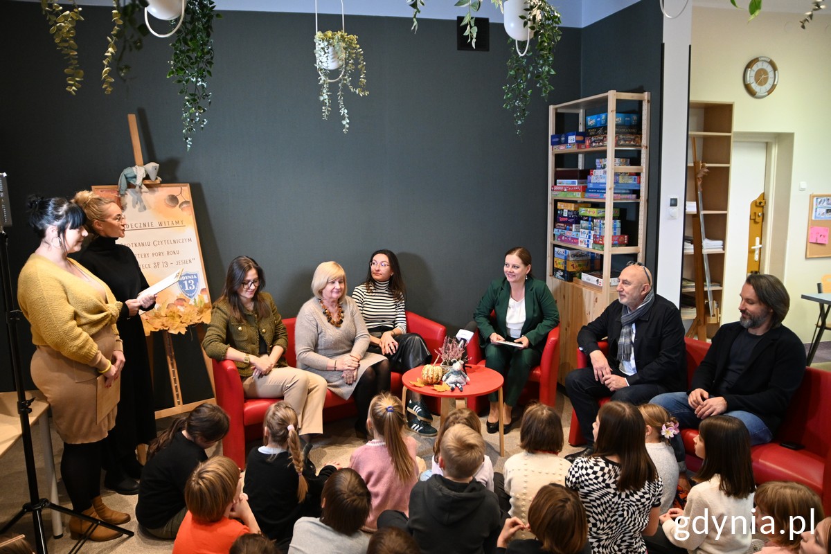 Wspólne czytanie z prezydent Aleksandrą Kosiorek, dyrektorem Teatru Muzycznego Igorem Michalskim, Michałem Ciomkiem, wiceprezesem zarządu Invest Komfortu oraz projektantkami z Błogo Studia i nauczycielkami bibliotekarkami ze szkoły