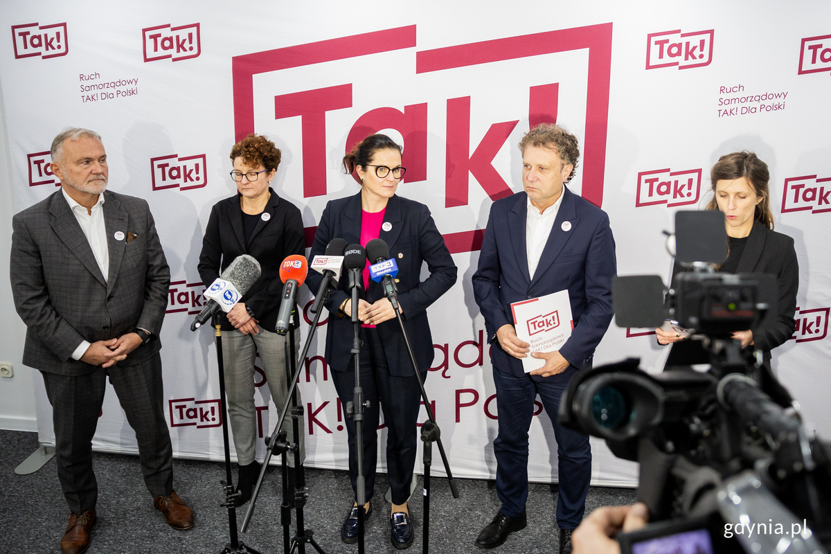 Od lewej: Wojciech Szczurek – prezydent Gdyni, Magdalena Czarzyńska-Jachim – była wiceprezydentka Sopotu, prezeska stowarzyszenia „Sopot dla Ciebie”, Aleksandra Dulkiewicz - prezydentka Gdańska oraz Jacek Karnowski - poseł elekt i prezes stowarzyszenia „Ruch Samorządowy – TAK! Dla Polski” podczas konferencii zarządu i członków „Ruchu Samorządowego – TAK! Dla Polski”
