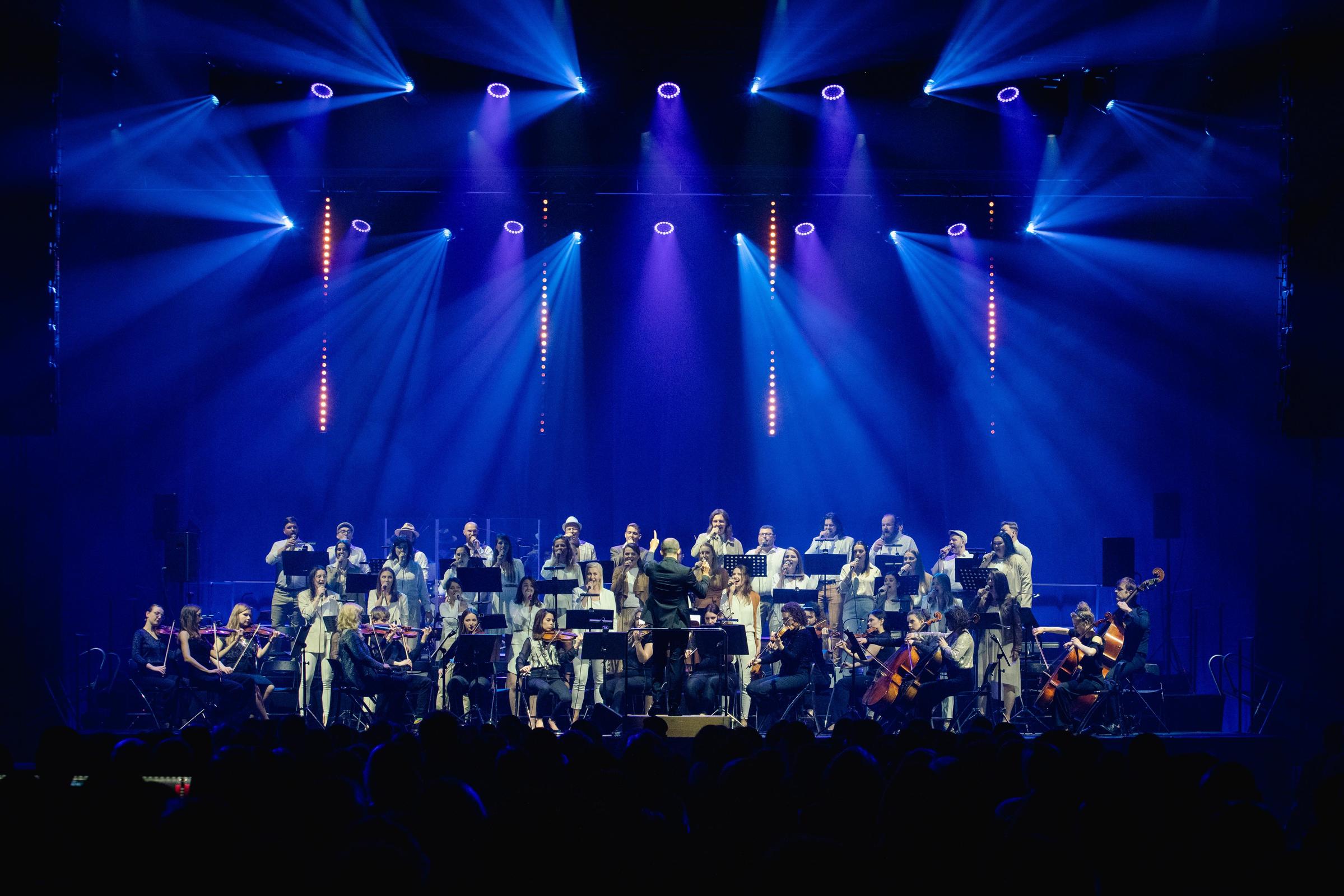 Orkiestra Kameralna Progress oraz chór „Music Everywhere” podczas koncertu „Zacznij od Bacha: największe przeboje Zbigniewa Wodeckiego w nowych aranżacjach na chór i orkiestrę”, który odbył się w ramach 26. edycji festiwalu Gdynia Classica Nova // fot. Anna Rezulak