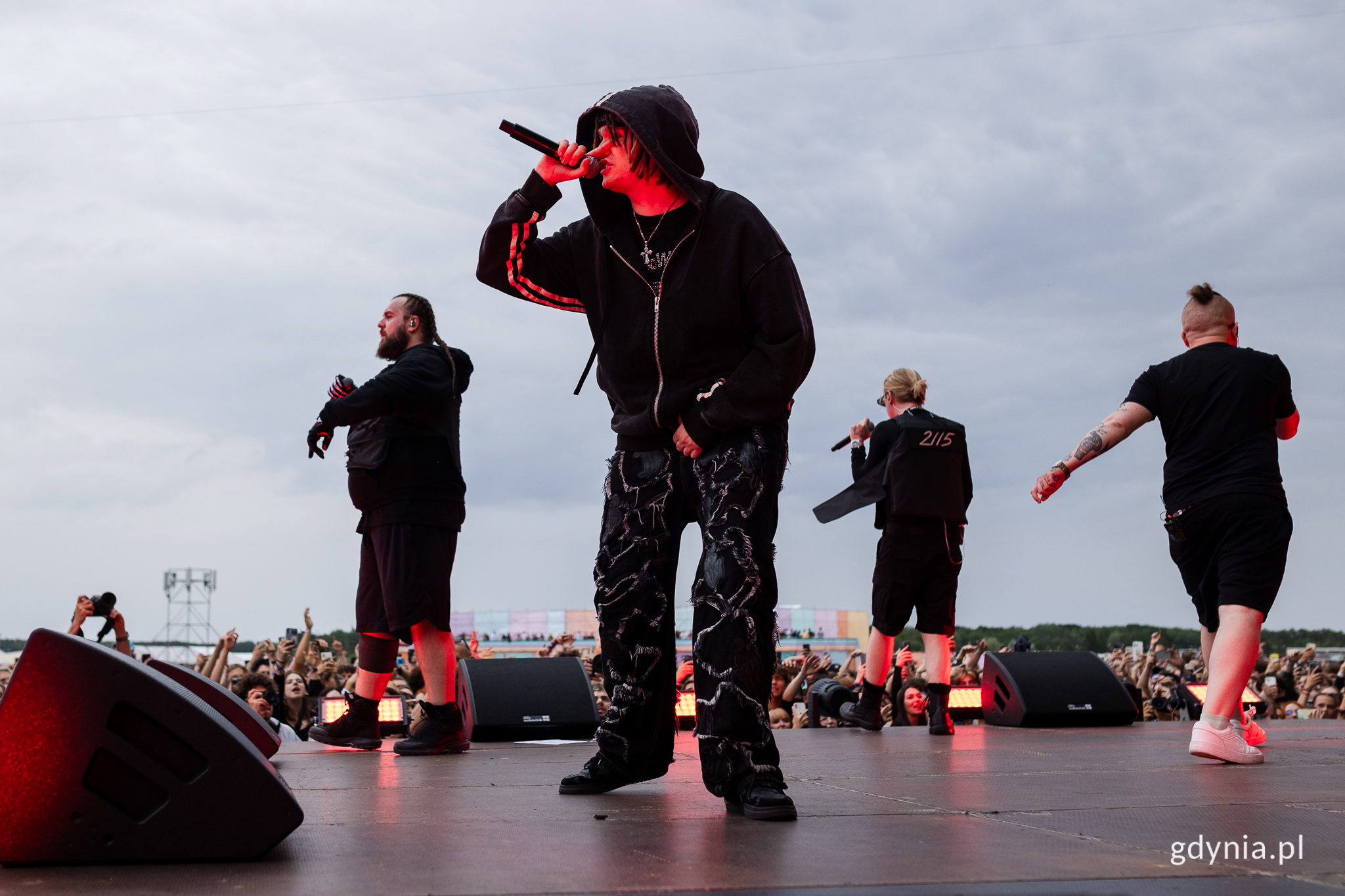 Bedoes i zespół 2115 podczas koncertu na scenie głównej Open'er Festivalu // fot. Karol Stańczak