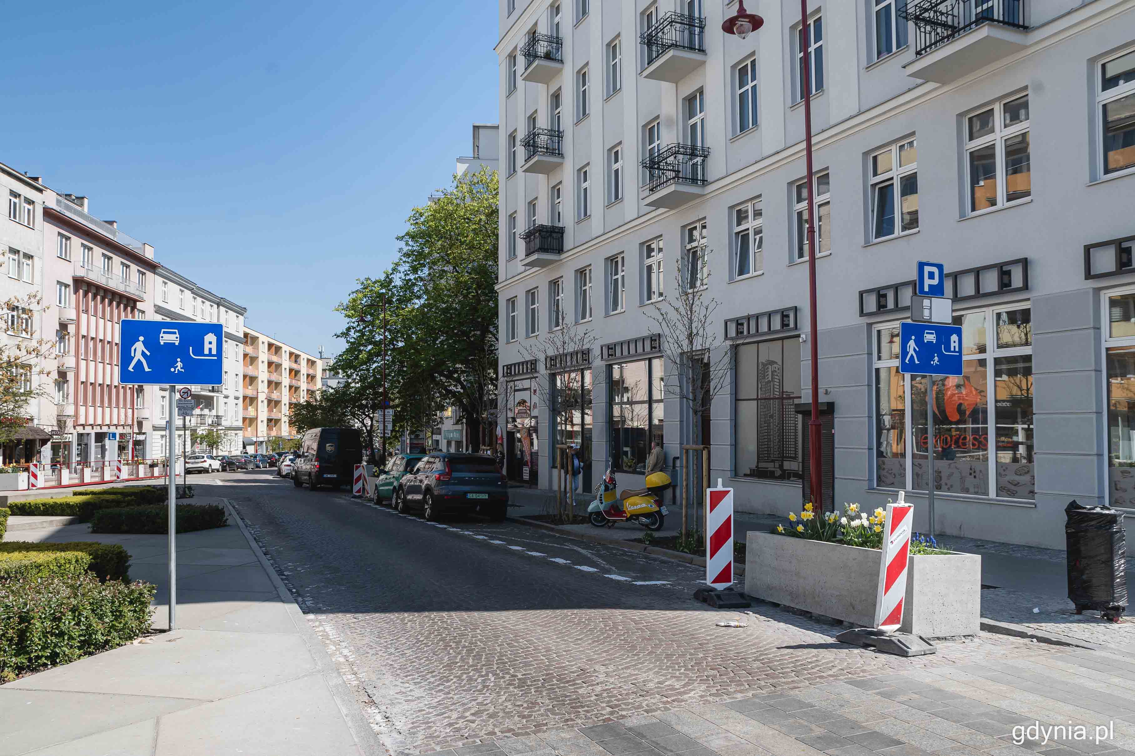 Znaki informujące o strefie zamieszkania na ulicy Starowiejskiej - ważna zmiana, do której muszą dostosować się kierowcy, fot. Kamil Złoch
