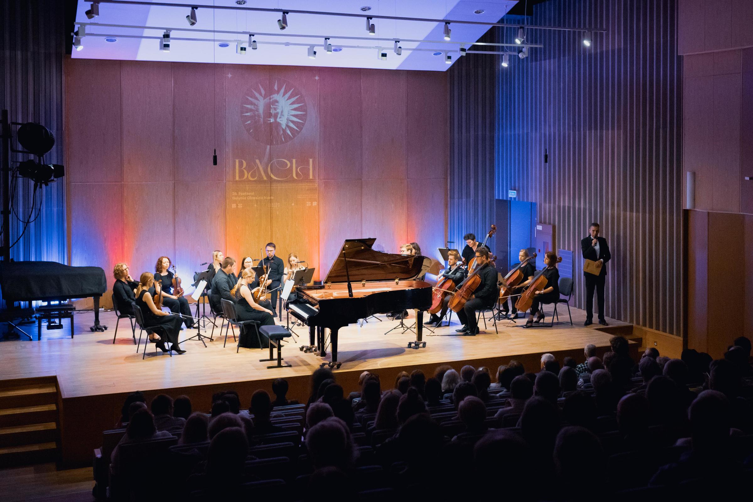 Elbląska Orkiestra Kameralna podczas koncertu „Concerti grossi: koncerty Bacha na skrzypce, klawesyn, flet i orkiestrę", który odbył się w ramach 26. edycji festiwalu Gdynia Classica Nova // fot. Anna Rezulak