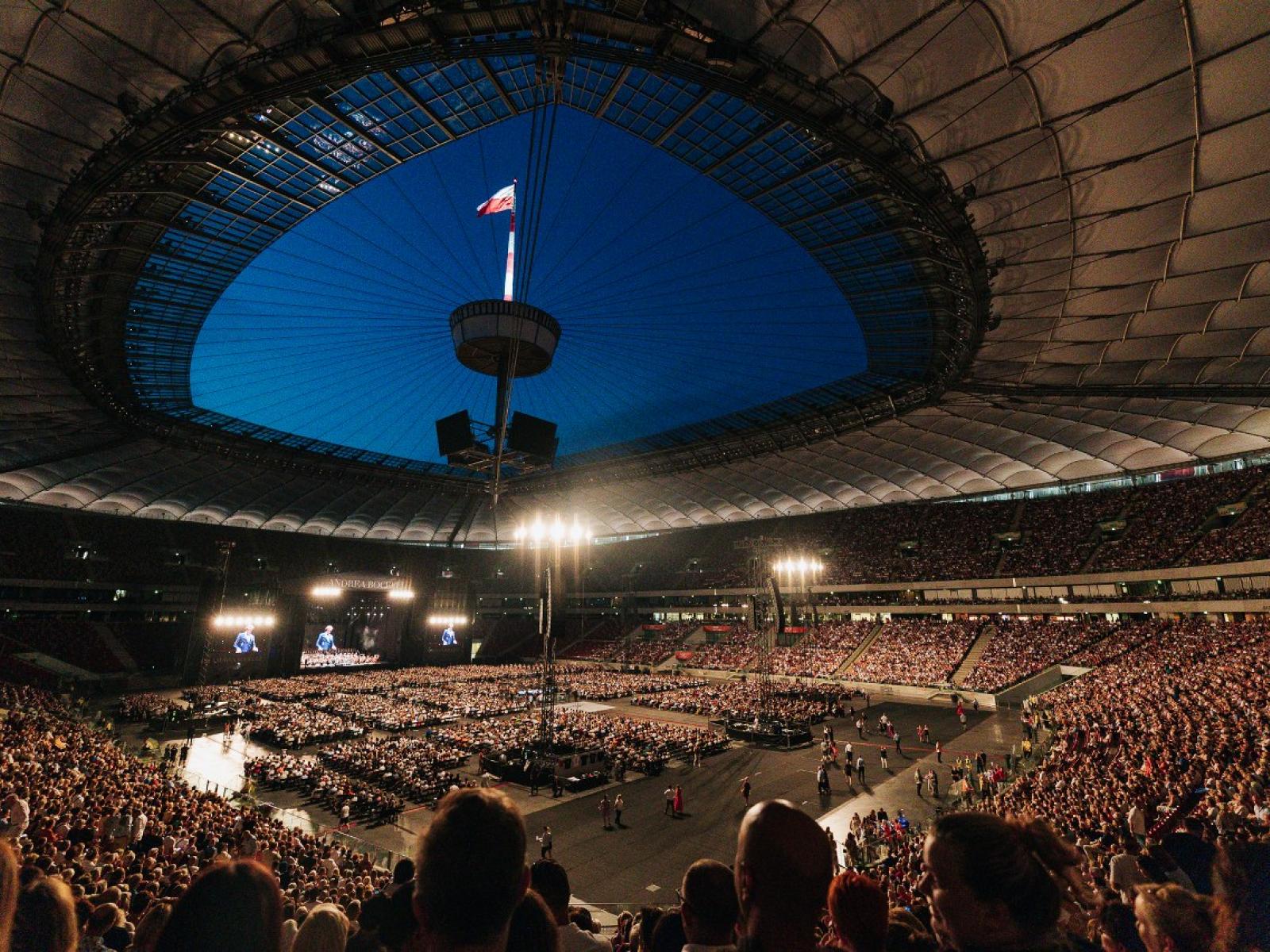 Koncert Andrea Bocellego z Akademickim Chórem Uniwersytetu Morskiego w Gdyni na Stadionie PGE Narodowym w Warszawie. Fot. Jakub Janecki, źródło: www.umg.edu.pl