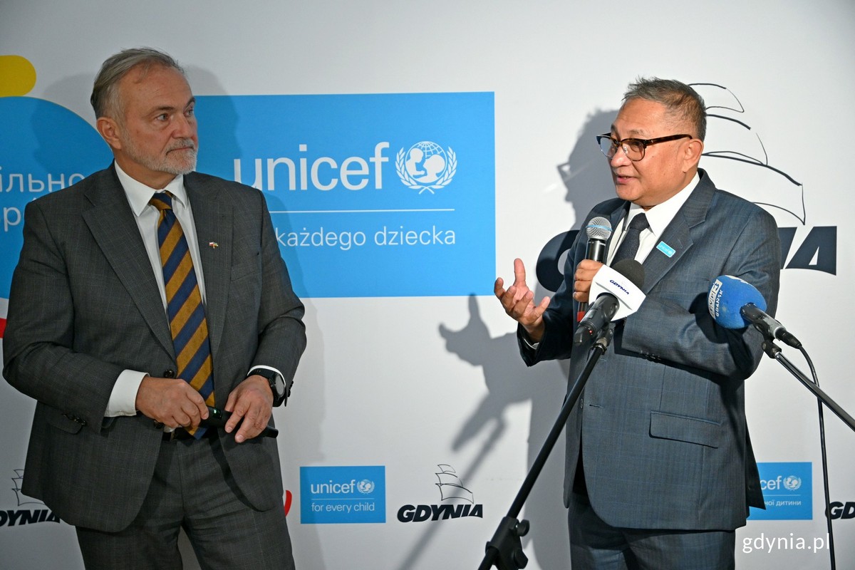 Od lewej: prezydent Gdyni Wojciech Szczurek oraz Rashed Mustafa Sarwar  - koordynator UNICEF-u ds. reagowania kryzysowego w Polsce podczas konferencji z okazji otwarcia Spilno Hubu w Gdyni // fot. Magdalena Czernek