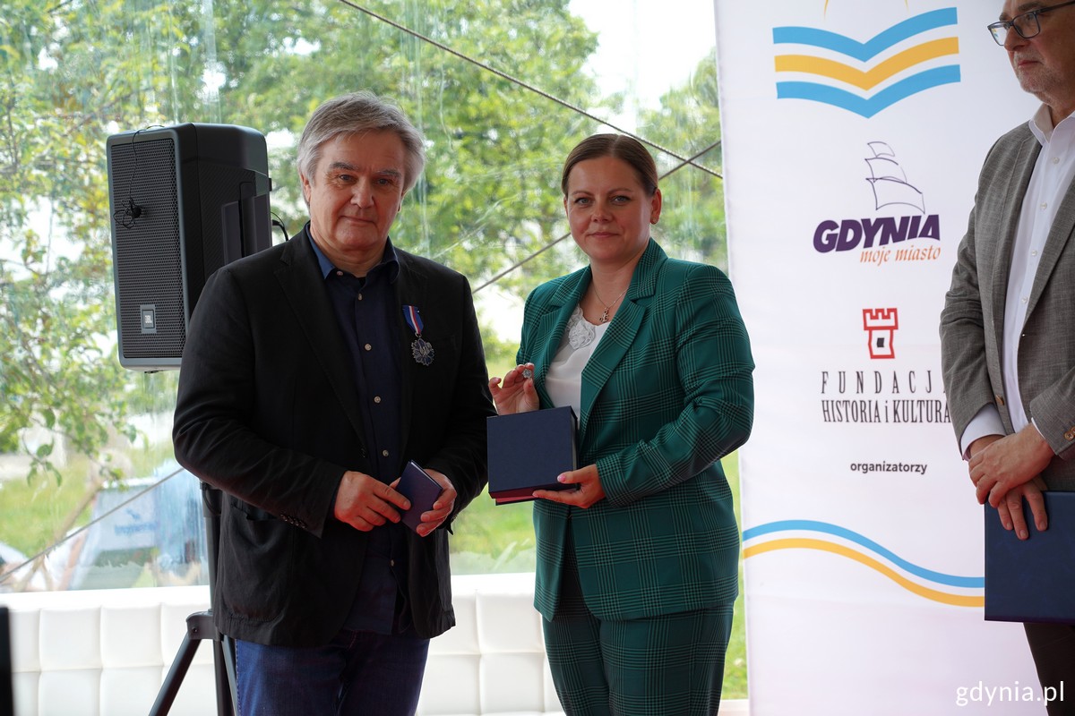 Stoją od lewej: profesor Stanisław Rosiek, prezydent Gdyni Aleksandra Kosiorek i Jacek Oryl, wiceprezes zarządu Fundacji Historia i Kultura