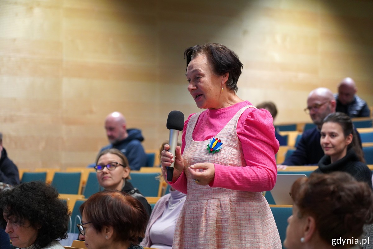 z mikrofonem Alicja Wrzosek z PTTK Oddział Morski w Gdyni