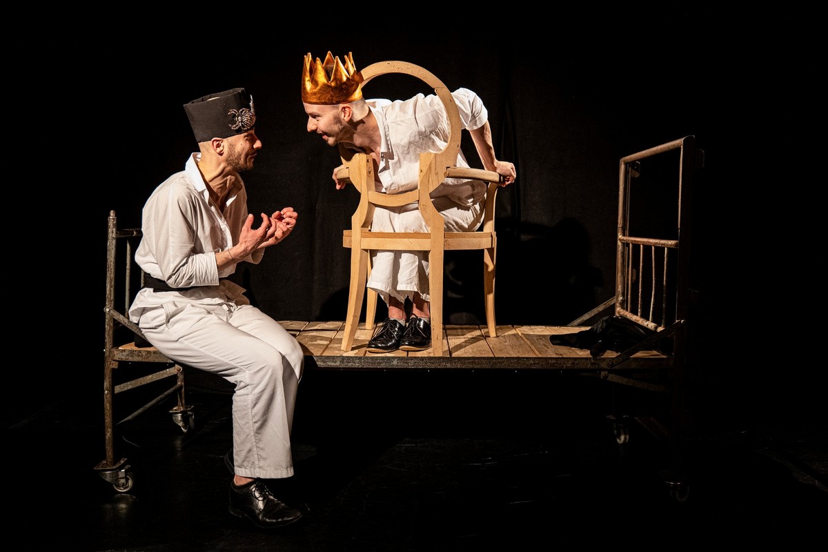 Filip Wójcik (z prawej) i Jacek Panek (z lewej) podczas próby przedstawienia „Tajemnica Króla Wysp Hebanowych” w Teatrze Gdynia Główna // fot. materiały Teatru Gdynia Główna