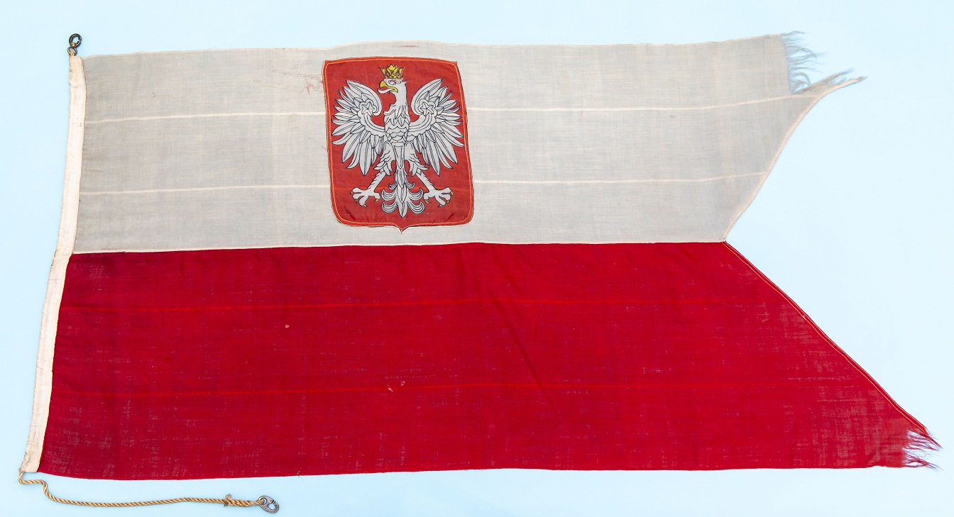 Zabytkowa bandera wojenna z ORP Orzeł, fot. Henryk Nagrodzki / MMW