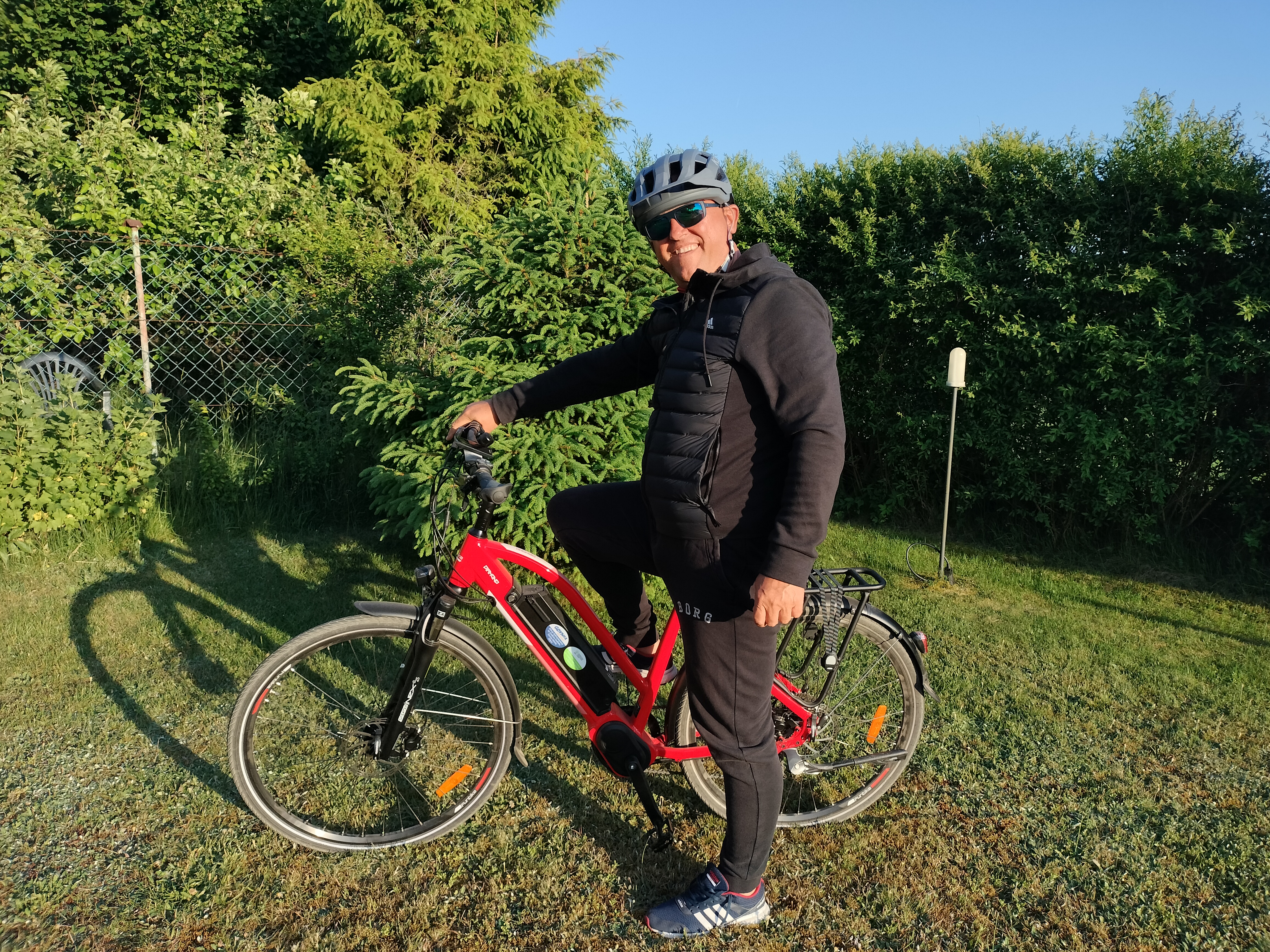 mieszkanka i mieszkaniec Gdyni na rowerach elektrycznych, na które otrzymali dofinansowanie z gminy Gdynia// mat. własne // źródło: Gdynia Mobilna