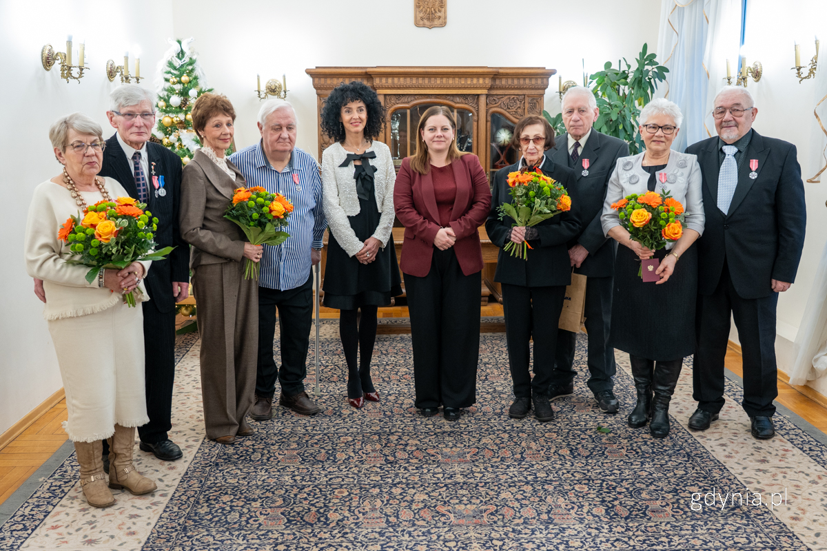 Jubilaci z godz. 15:00 z prezydent Gdyni Aleksandrą Kosiorek oraz Innocentą Nycz, kierownik USC w Urzędzie Miasta Gdyni. (fot. Michał Sałata)