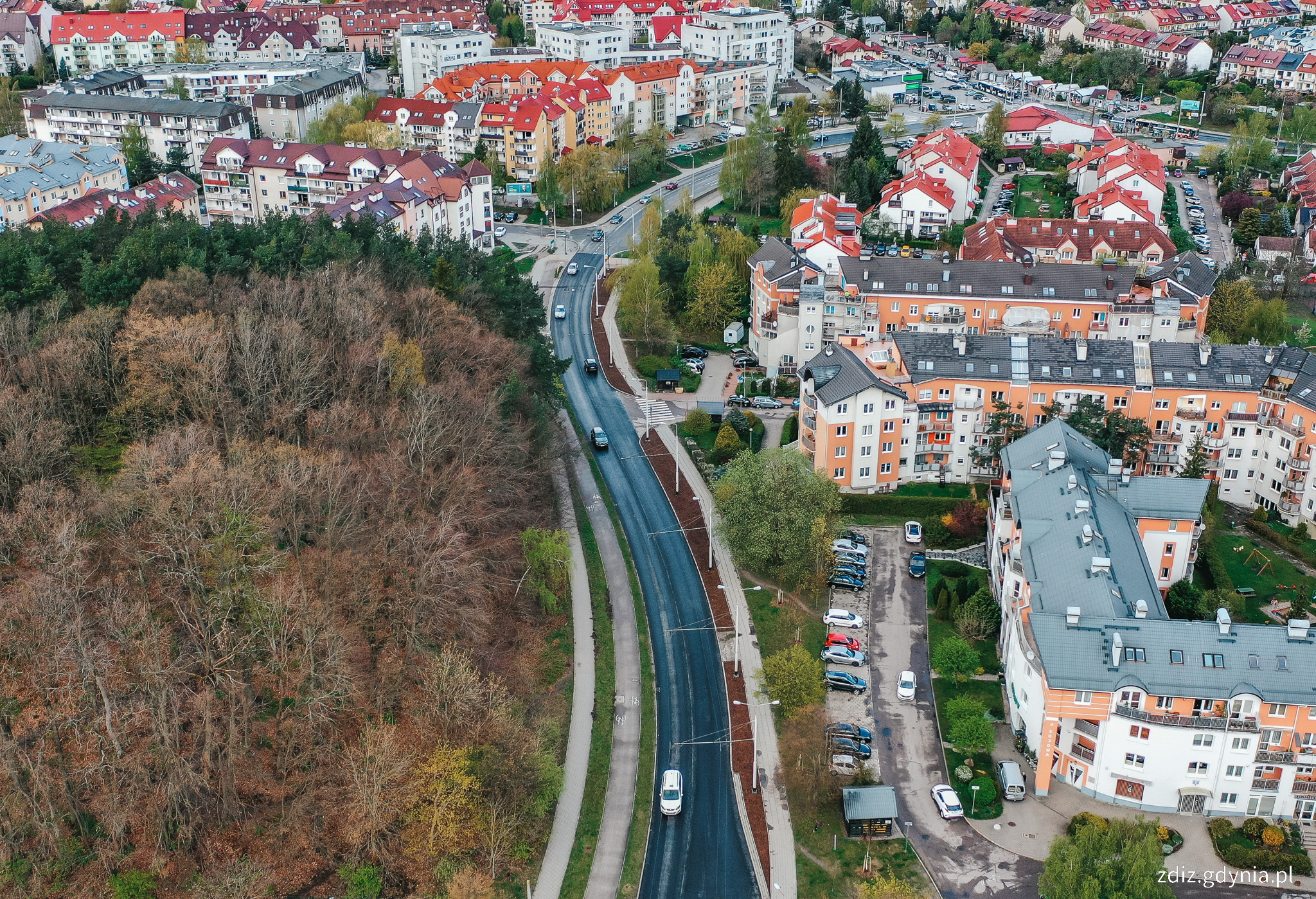 widok z góry na wymienioną nawierzchnie, miasto z lotu ptaka, widoczny ruch uliczny, drzewa i budynki