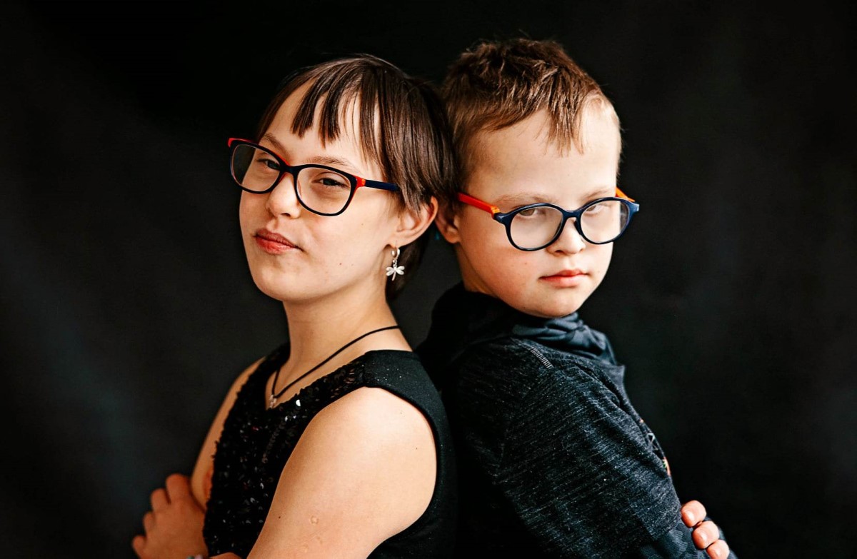 Zdjęcie przedstawia 16-letnią Zuzę i 13-letniego Antosia, dwoje dzieci z zespołem Downa, będących pod opieką rodzinnego domu dziecka Państwa Zadorożnych. 