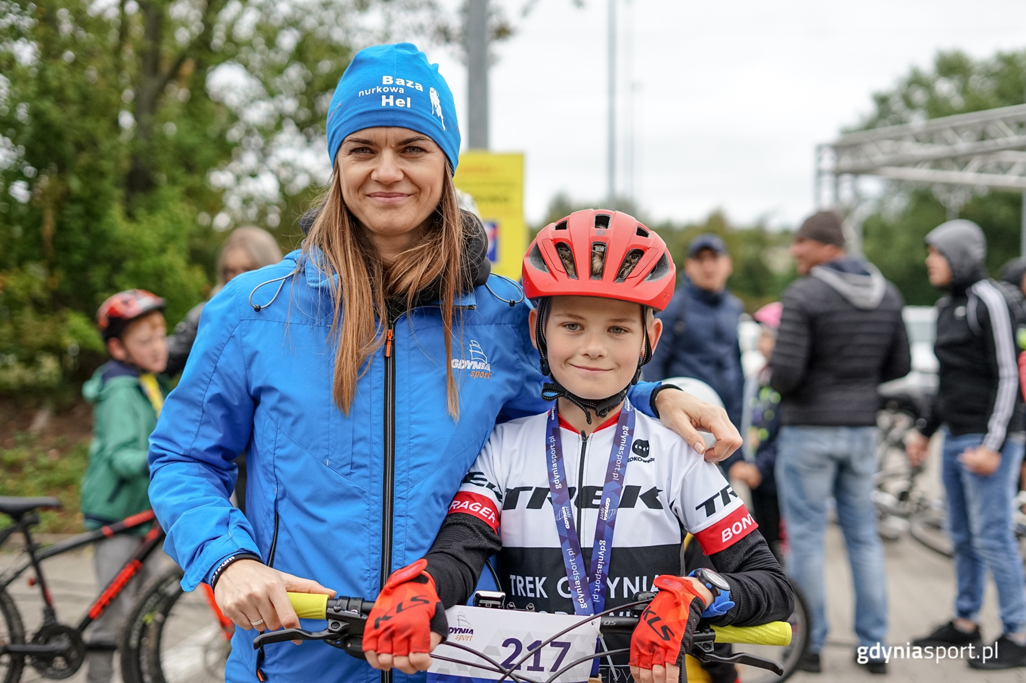 mama z młodym zawodnikiem na rowerze