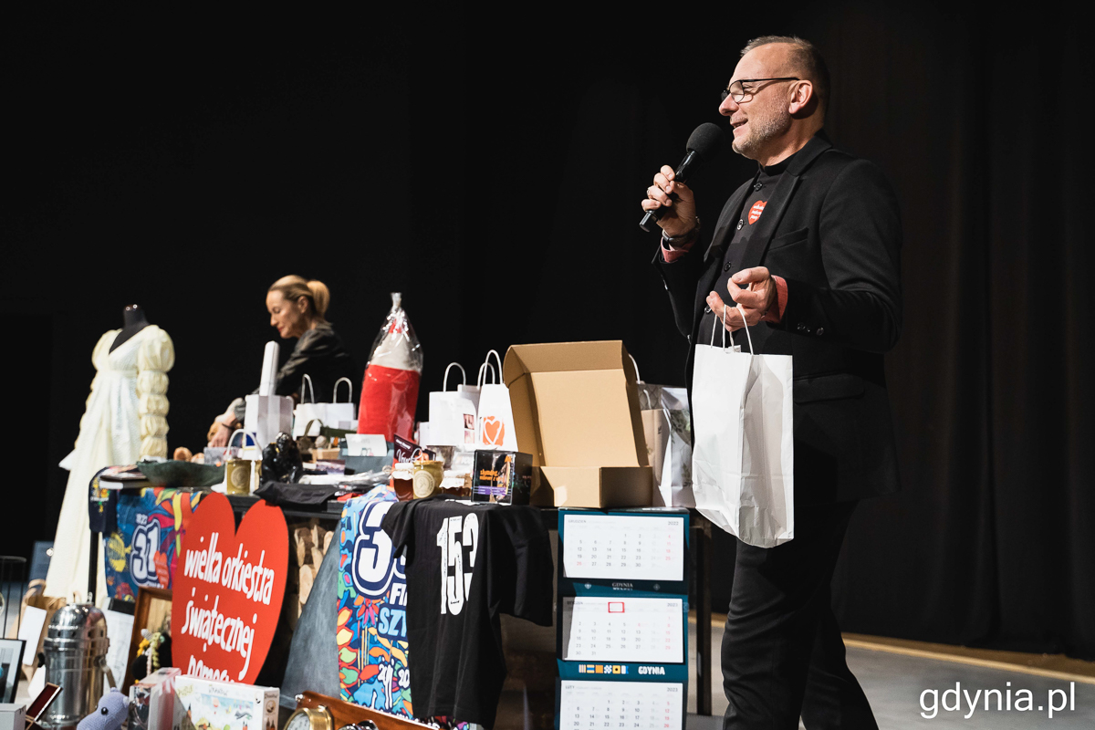 Wiceprezydent Gdyni ds. innowacji, Michał Guć podczas tegorocznych licytacji WOŚP w Teatrze Miejskim w Gdyni. Na scenie także Beata Buczek-Żarnecka, aktora Teatru Miejskiego, fot. Kamil Złoch