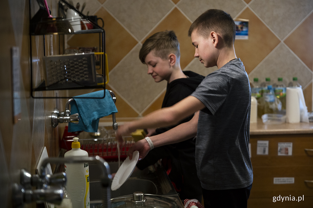 Chłopcy po obiedzie myją naczynia, chcą być samodzielni i odpowiedzialni. Fot. Przemysław Kozłowski