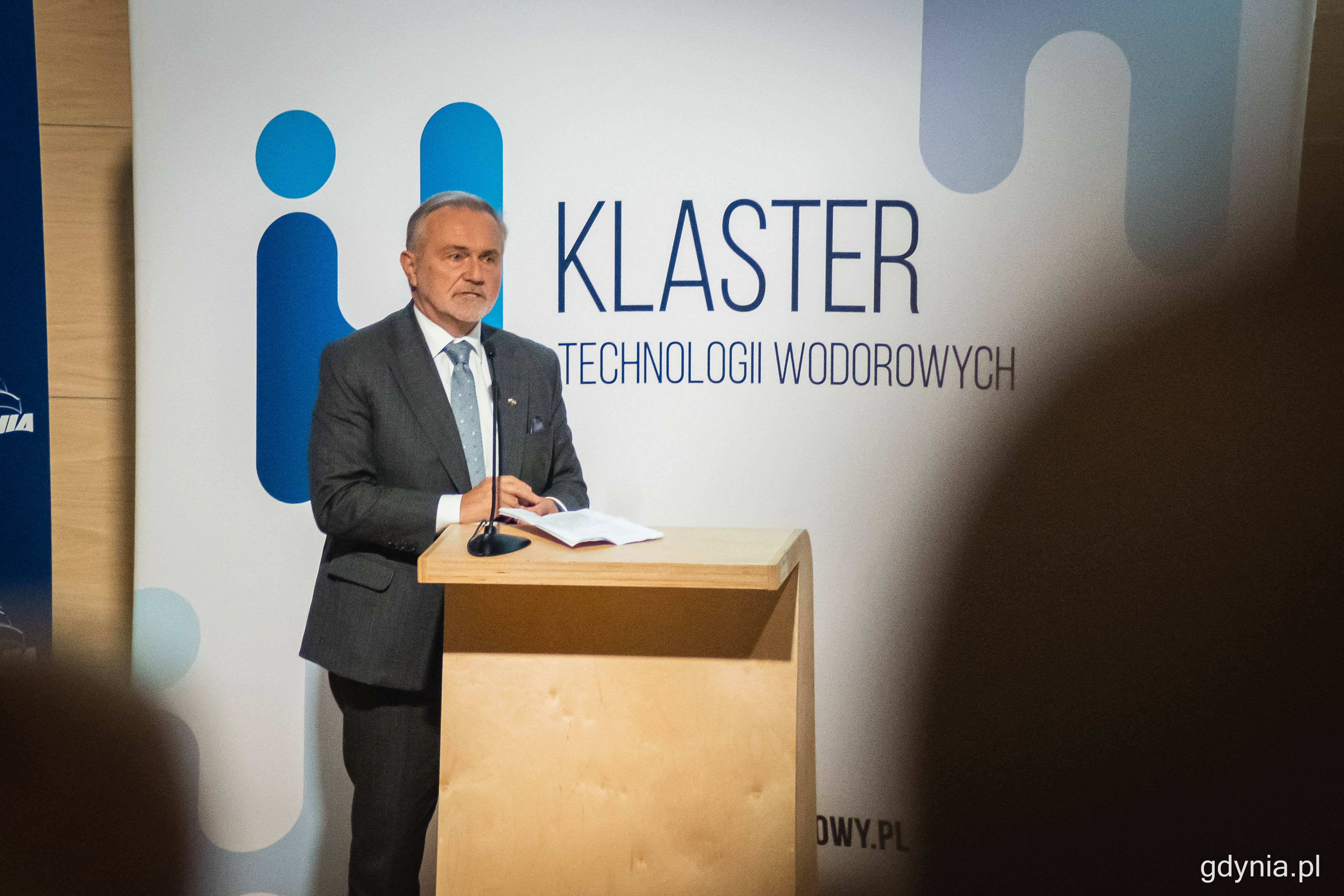 Prezydent Gdyni, Wojciech Szczurek podczas panelu otwierającego drugi dzień konferencji PCHET, fot. Kamil Złoch