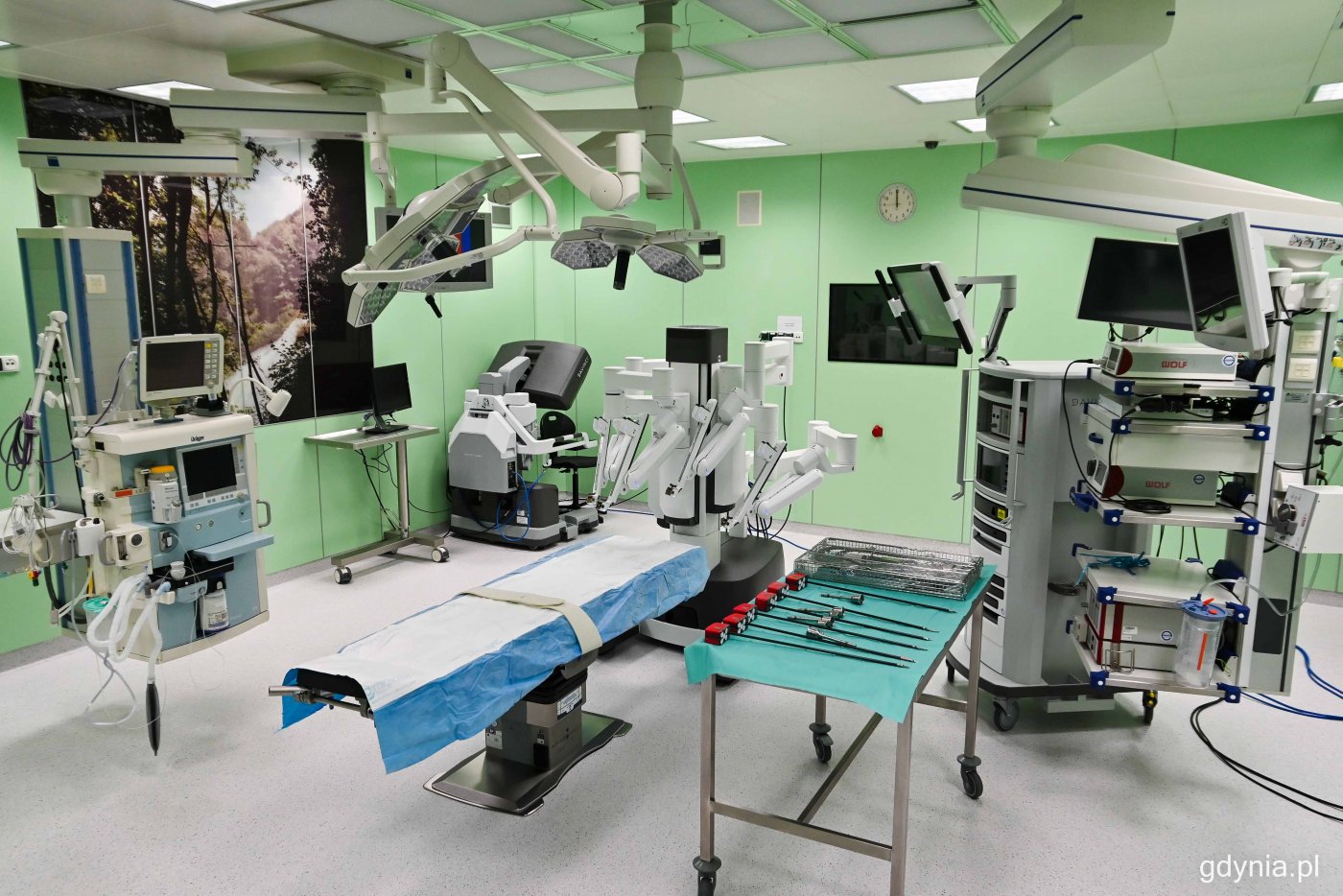 Tak w momencie otwarcia prezentowała się sala w Szpitalu Morskim im. PCK w Gdyni-Redłowie, gdzie funkcjonuje robot medyczny Da Vinci, fot. Kamil Złoch / archiwalne