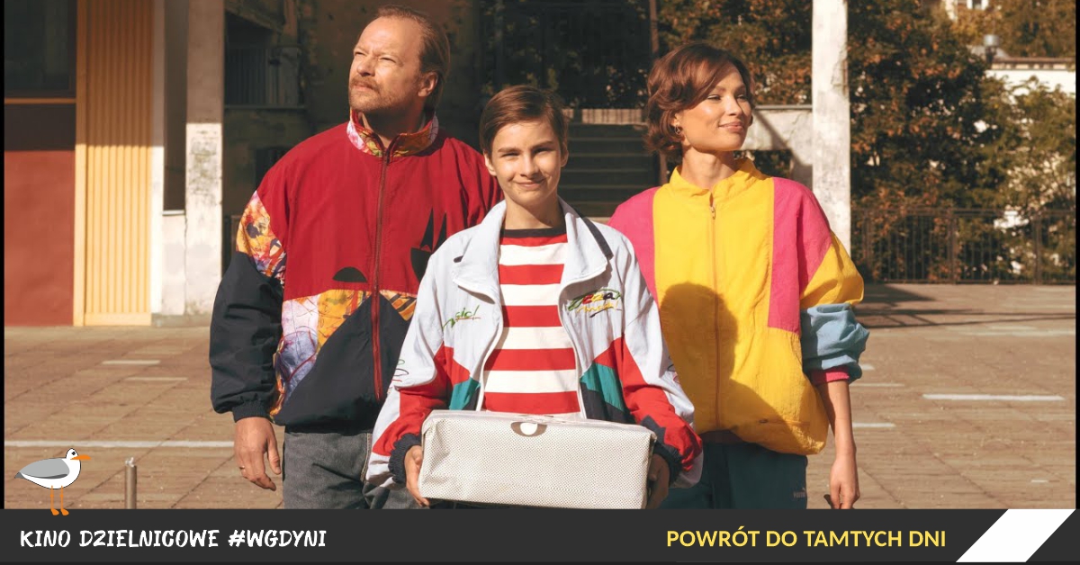 Kadr z filmu "Powrót do tamtych dni" rodzice z chłopcem 