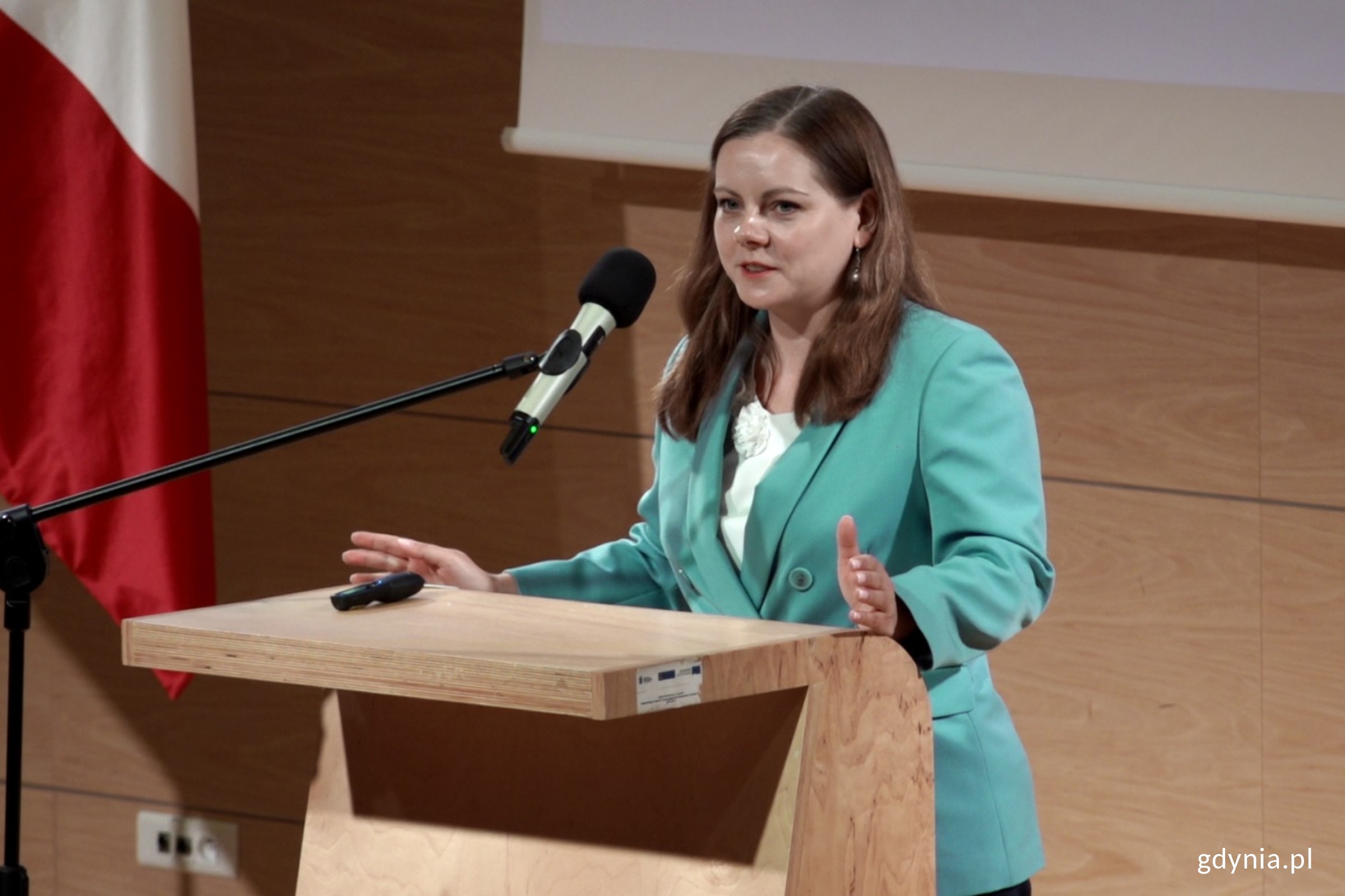 Prezydent Gdyni Aleksandra Kosiorek przemawiająca podczas konferencji „Przyszłość Gdyni i Pomorza – megaprojekt dla regionu i Polski” (fot. Michał Sałata) 