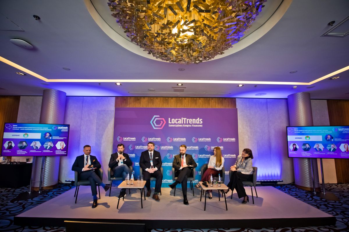 Uczestnicy panelu dyskusyjnego podczas Samorządowego Kongresu Finansowego LokalTrends2025 w Sopocie. Na zdjęciu uczestnicy debaty, od lewej: Sławomir Kalinowski - Kierownik Zakładu Ekonomii Wsi, Instytut Rozwoju Wsi i Rolnictwa Polskiej Akademii Nauk, Tomasz Wojtkiewicz - Prezes Zarządu Grupy Nextbike Gospodarz, Tadeusz Szemiot - Przewodniczący Rady Miasta Gdyni,  Anna Kurniewicz Ekspertka w zespole Badań i Analiz Samorządowych Narodowego Instytutu Samorządu Terytorialnego, Barbara Dykier - Wójt Gminy Redzikowo oraz Maciej Kiełbus Partner, ZIEMSKI&PARTNERS Kancelaria Prawna Kostrzewska Kołodziejczak i Wspólnicy.