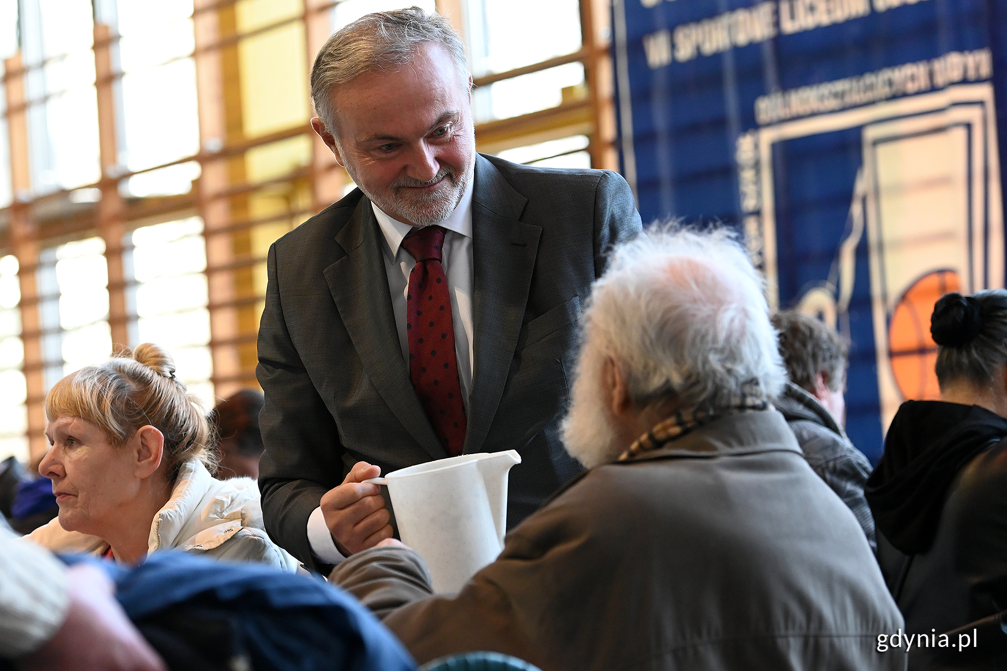 Prezydent Gdyni Wojciech Szczurek wziął udział w organizacji wielkanocnego śniadania, fot. Michał Puszczewicz